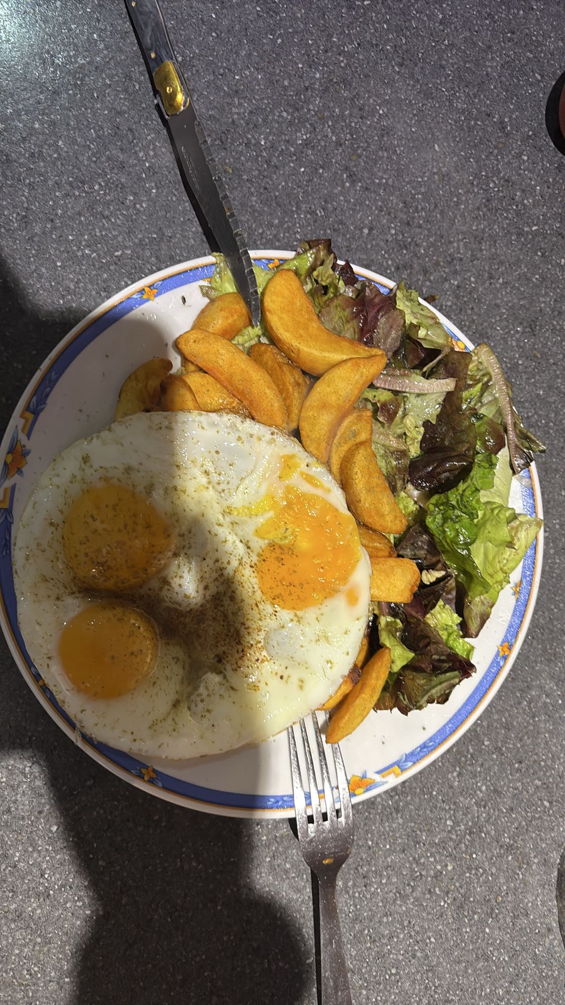 Oeufs, pommes, salade
