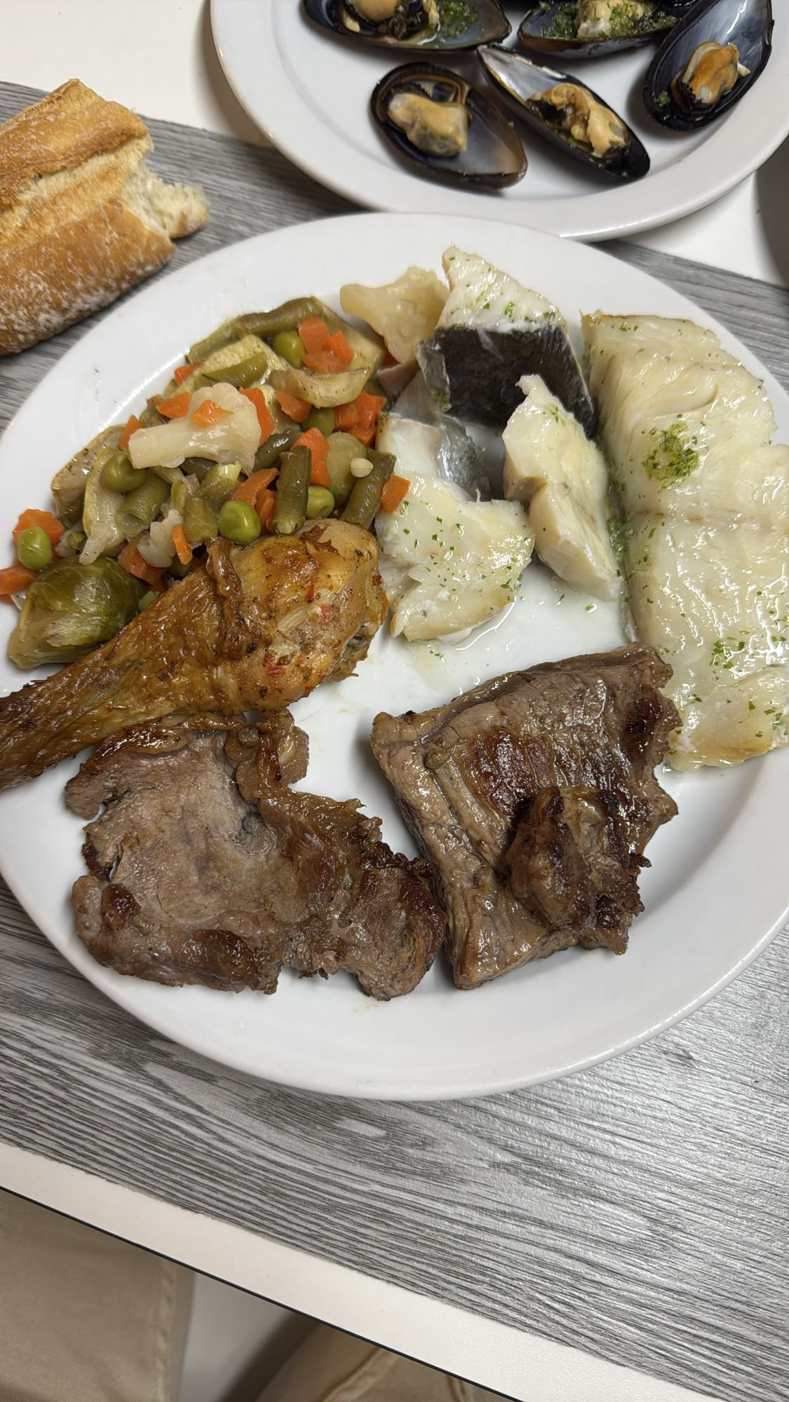 Plato mixto de carnes y verduras