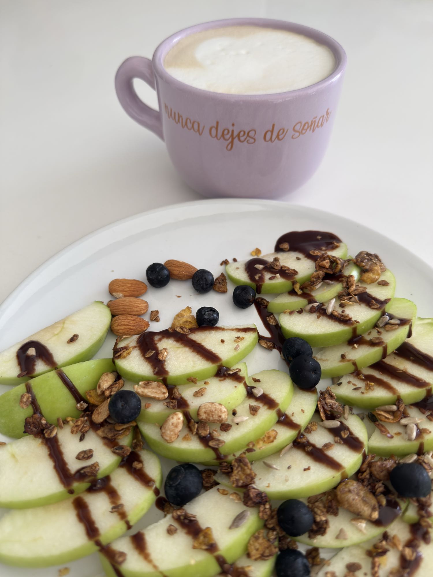 Manzana con granola y café