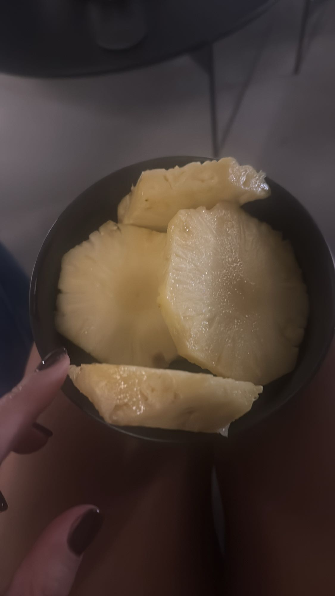 Świeży ananas w misce