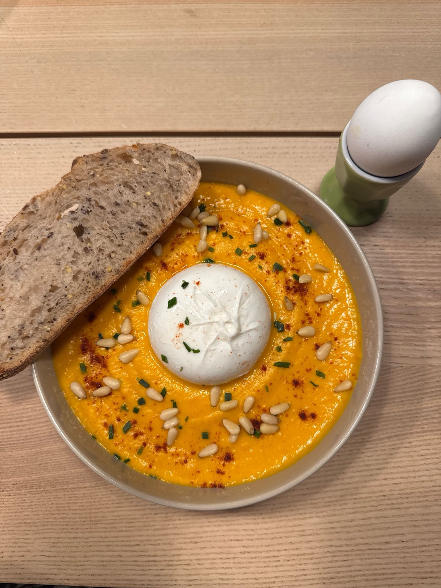 Soupe de carottes, burrata et œuf