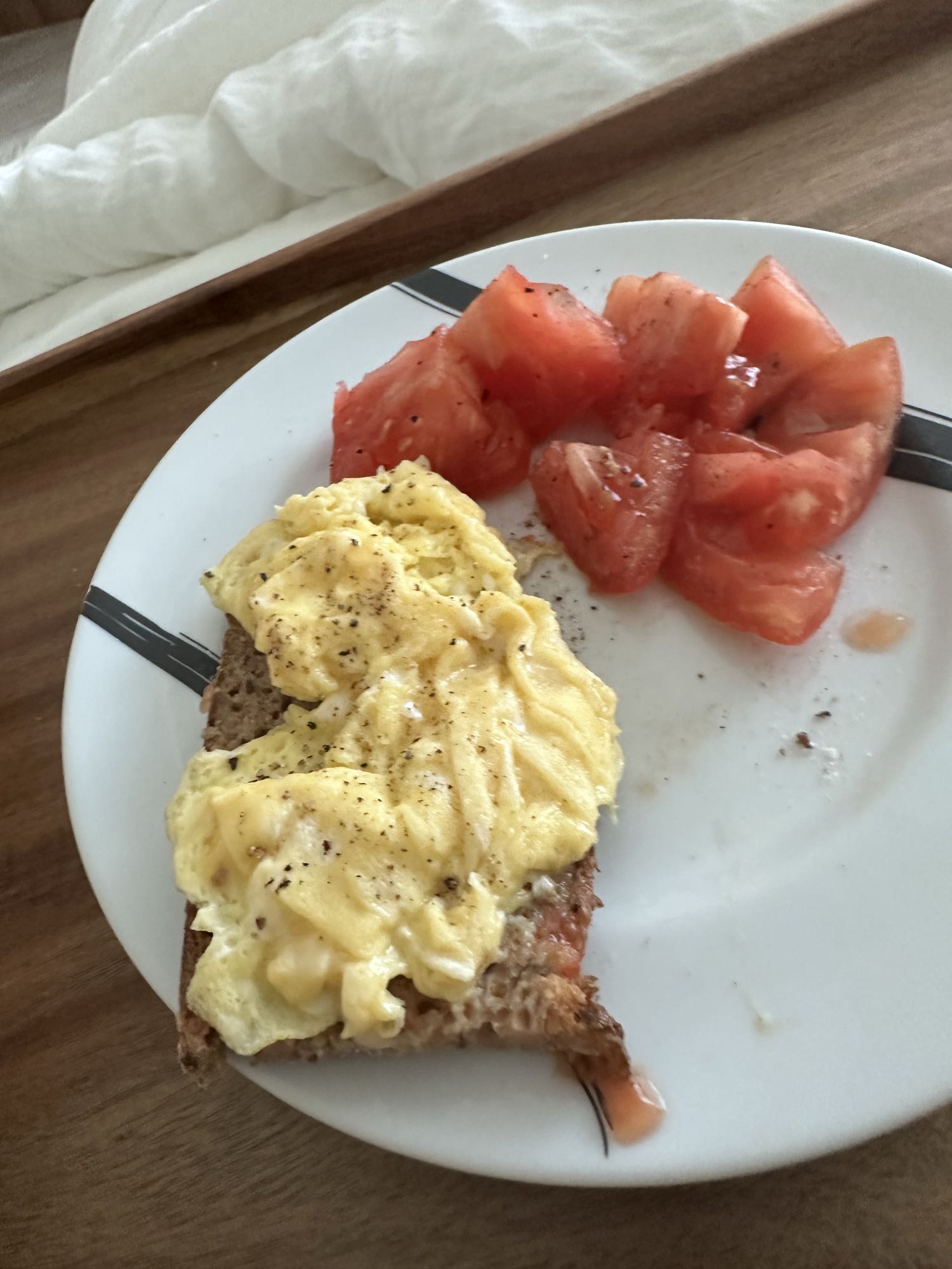 Tostada con huevo y tomate
