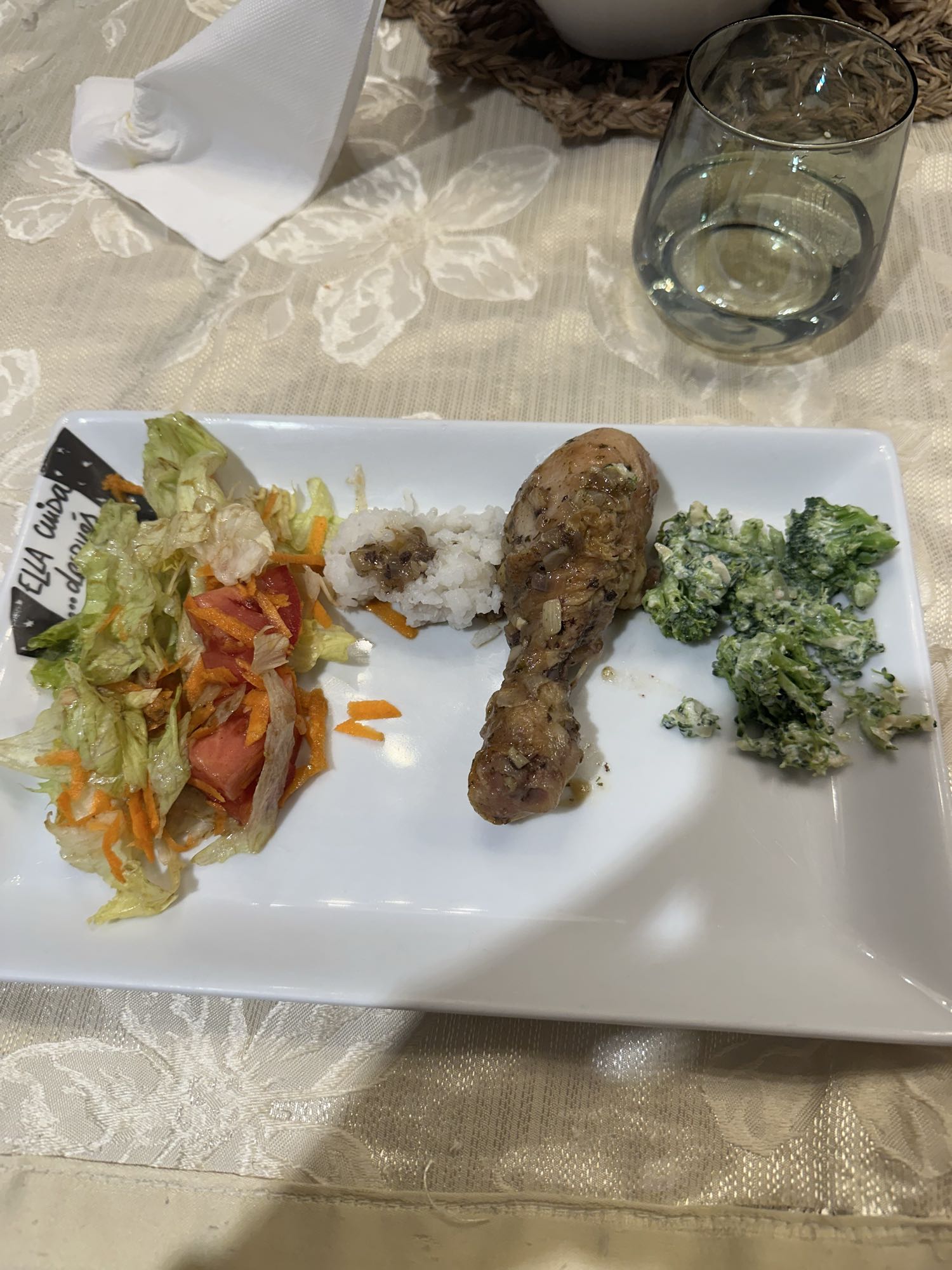 Pollo con ensalada y arroz