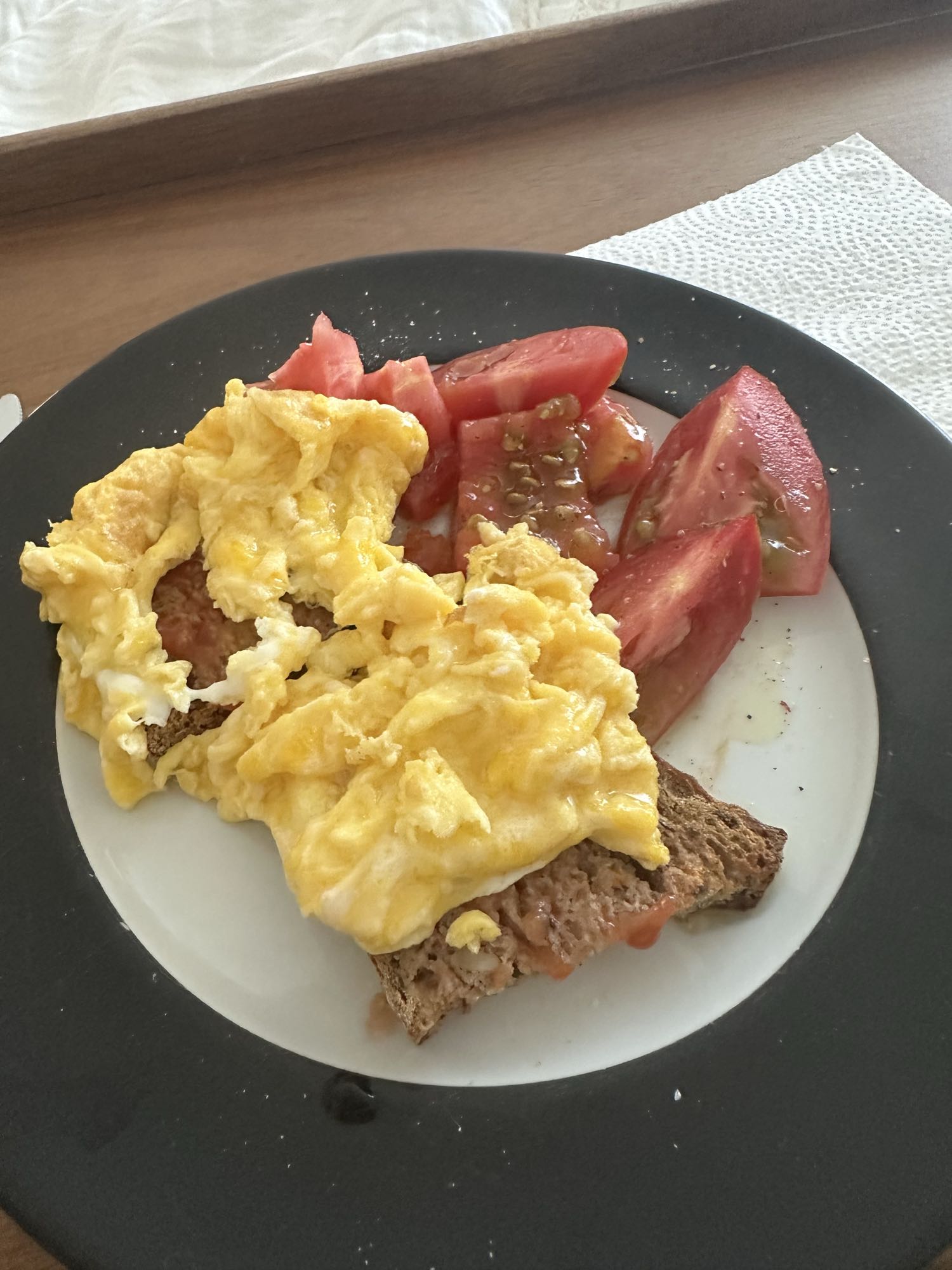 Huevos revueltos con pan y tomate