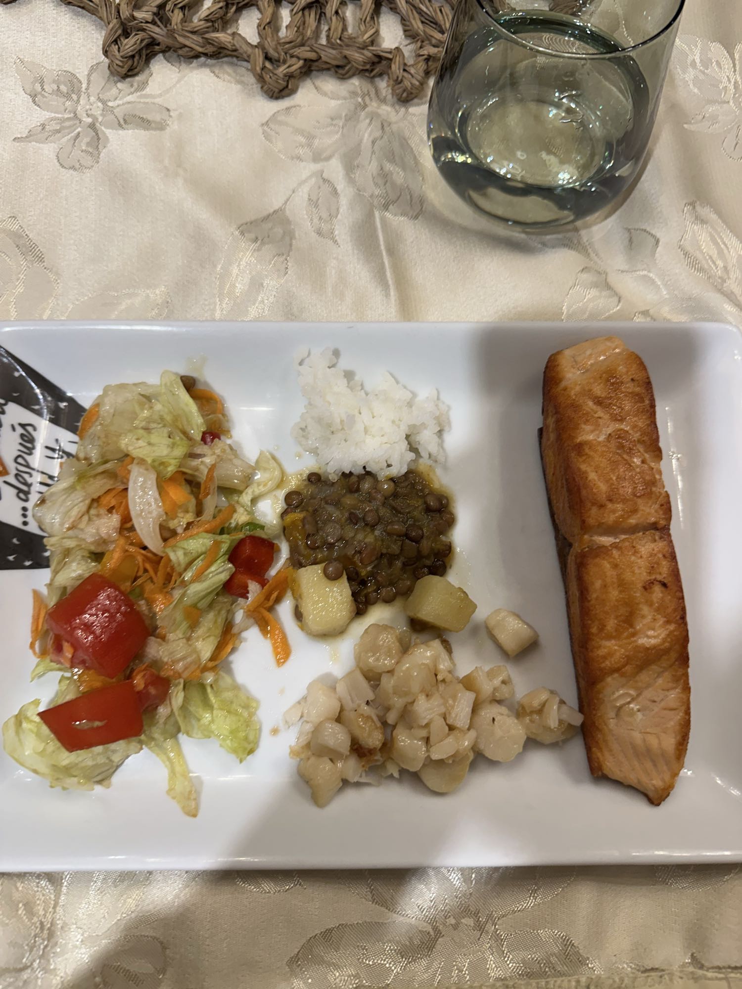 Salmón con ensalada y arroz