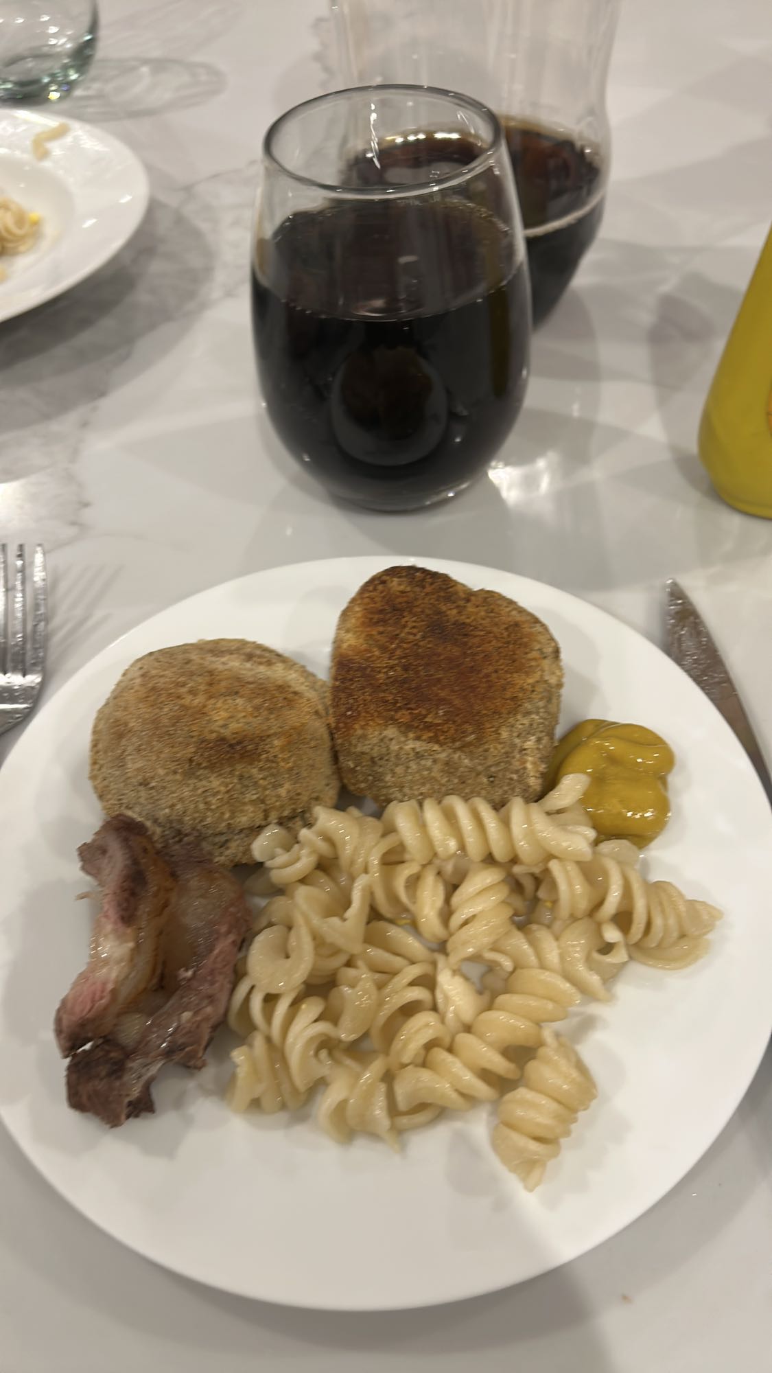 Cena con pasta y carne