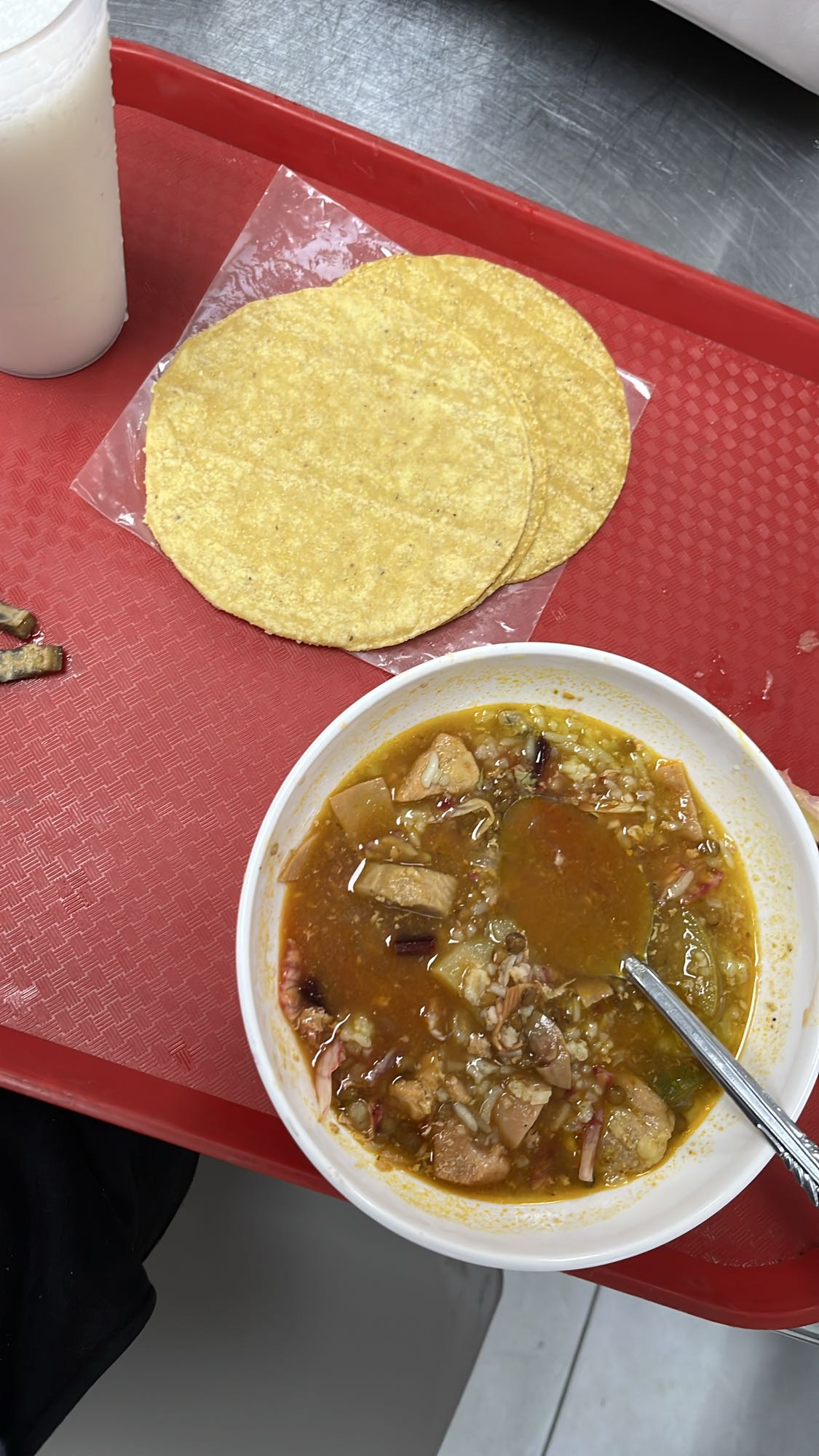 Caldo de chayote con salchicha, plátano, arroz, lentejas, jamón y papas