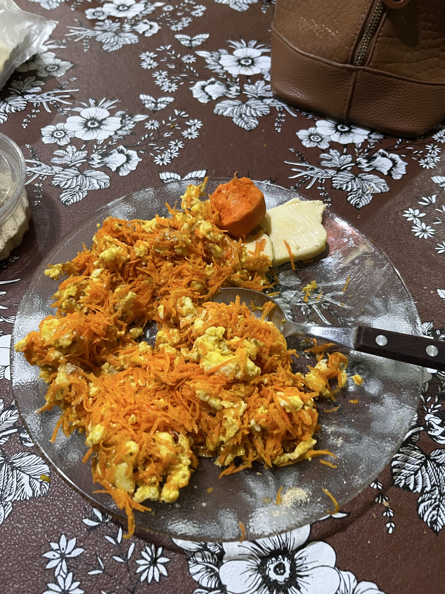 Huevos revueltos con zanahoria, queso y aceite de oliva