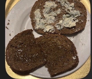 Bruin brood met kaas en honing