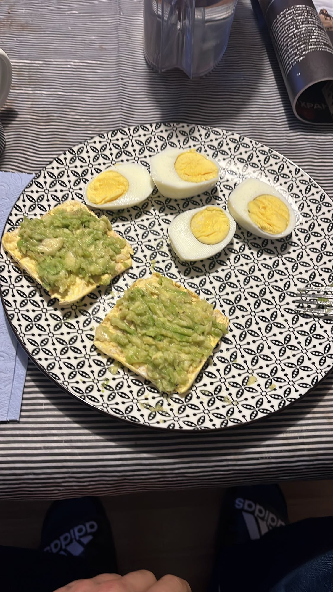 Авокадо крекери и яйца