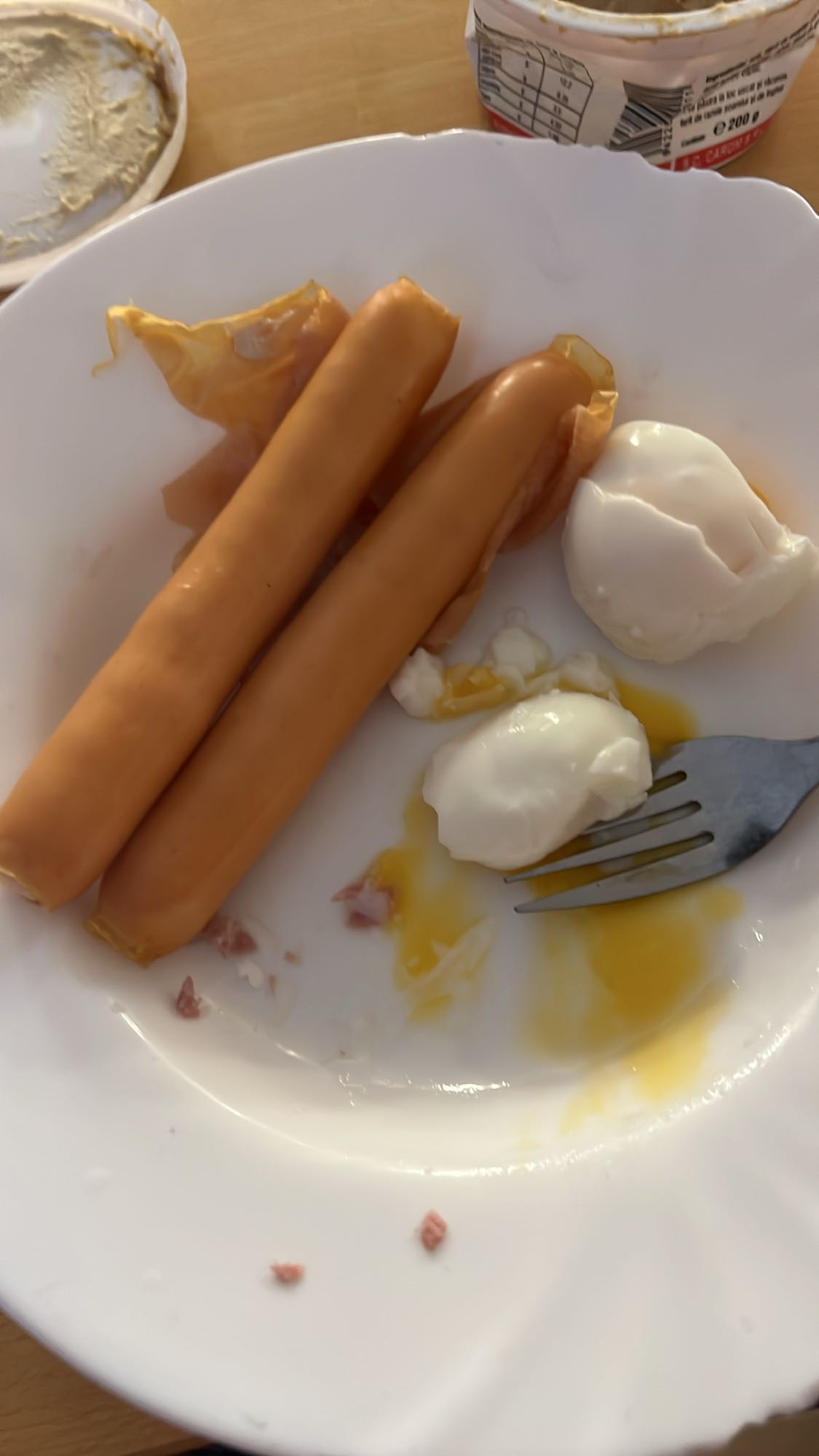 Mic dejun cu crenvurști și ou