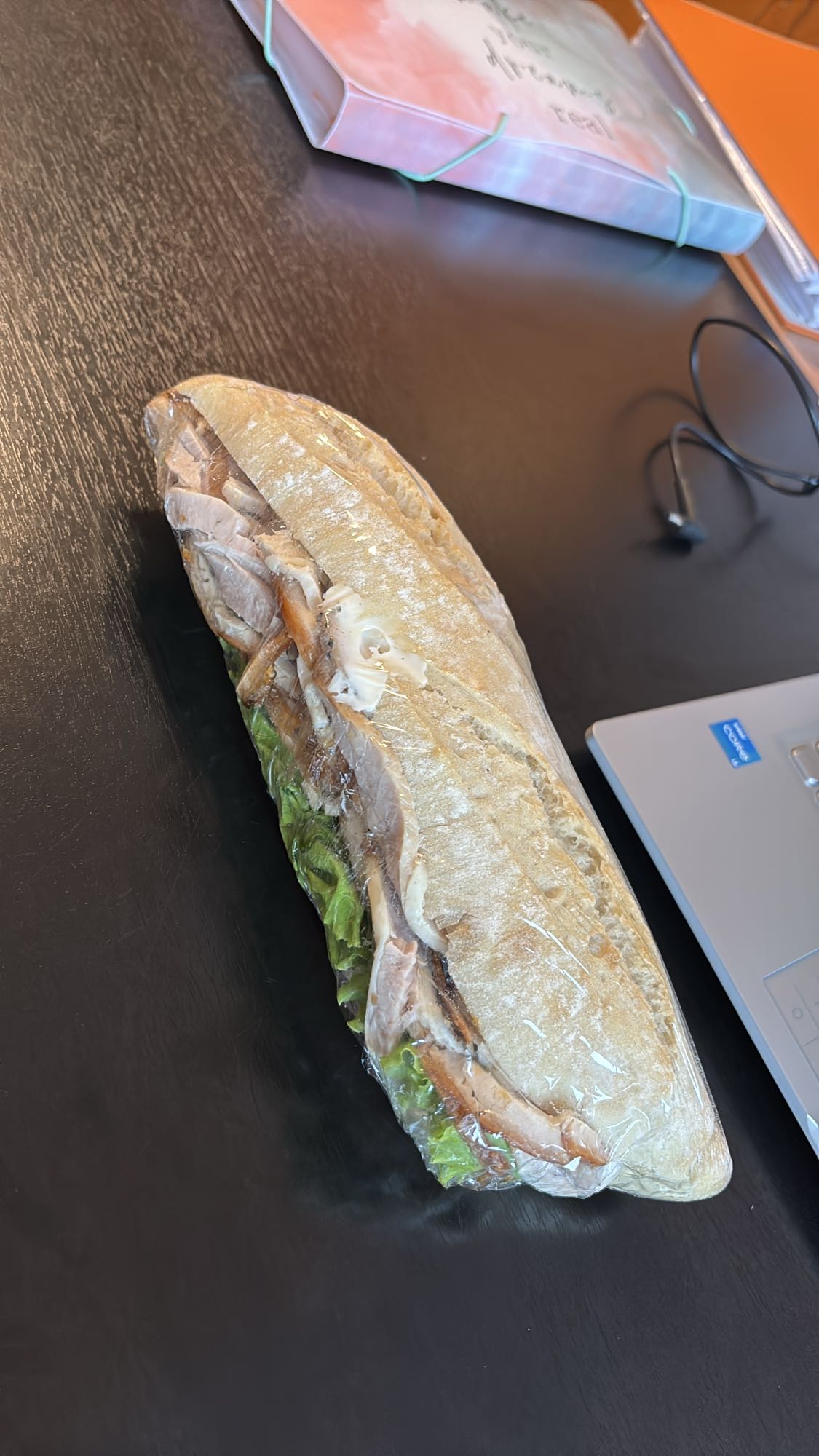 Sandviș cu șuncă și salată