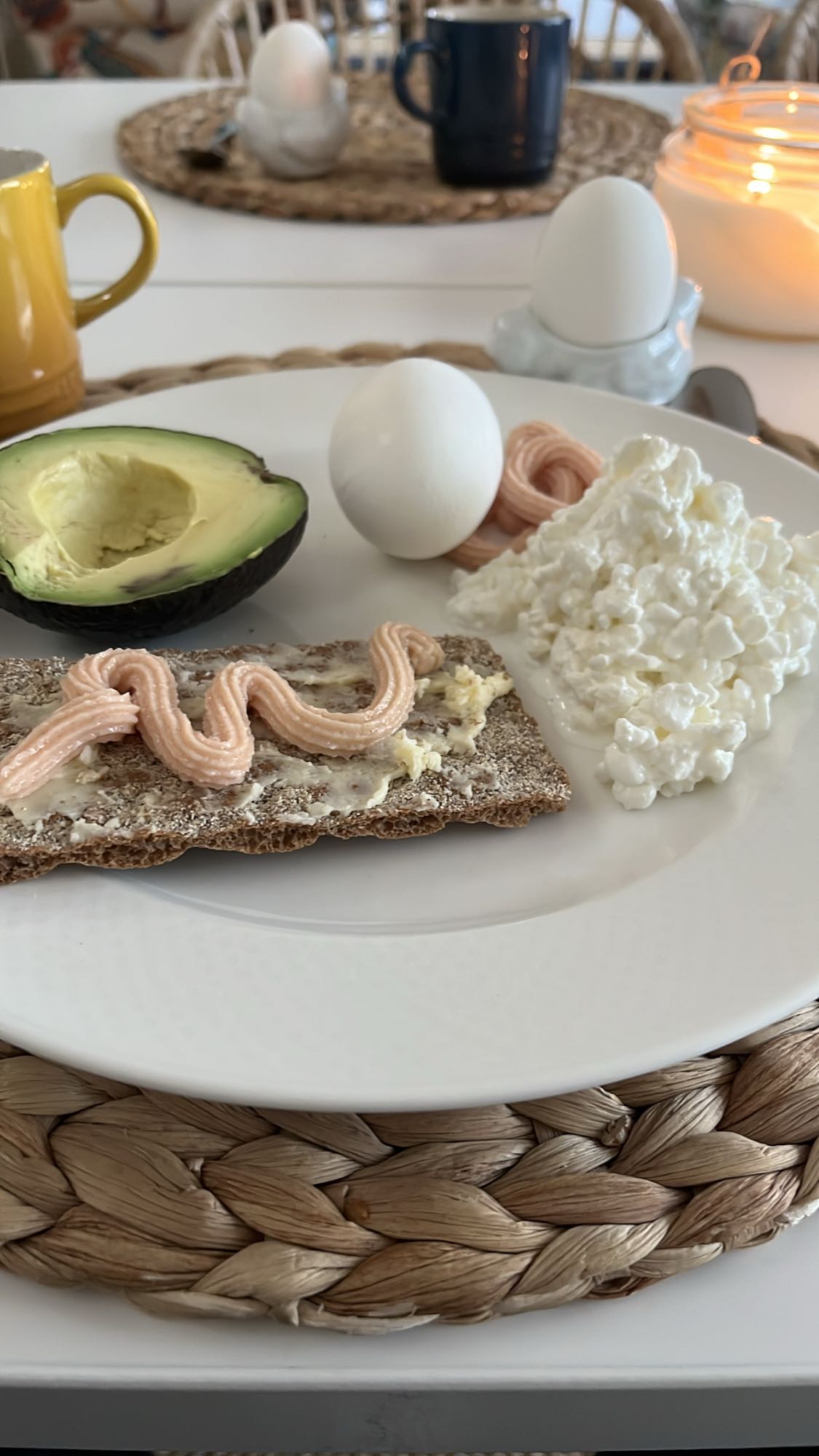 Frukost med ägg & avokado