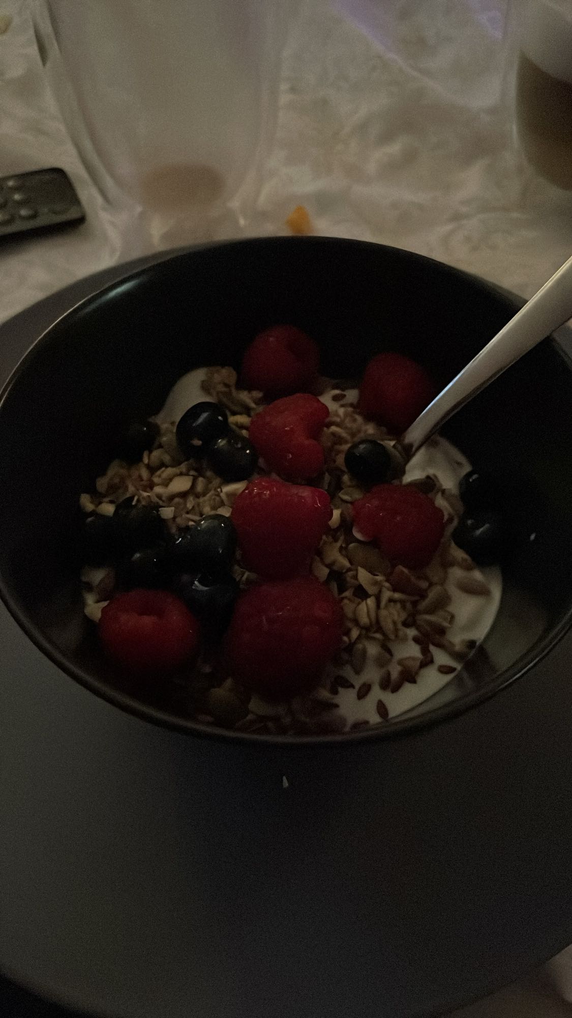 Yoghurt med bär och frön