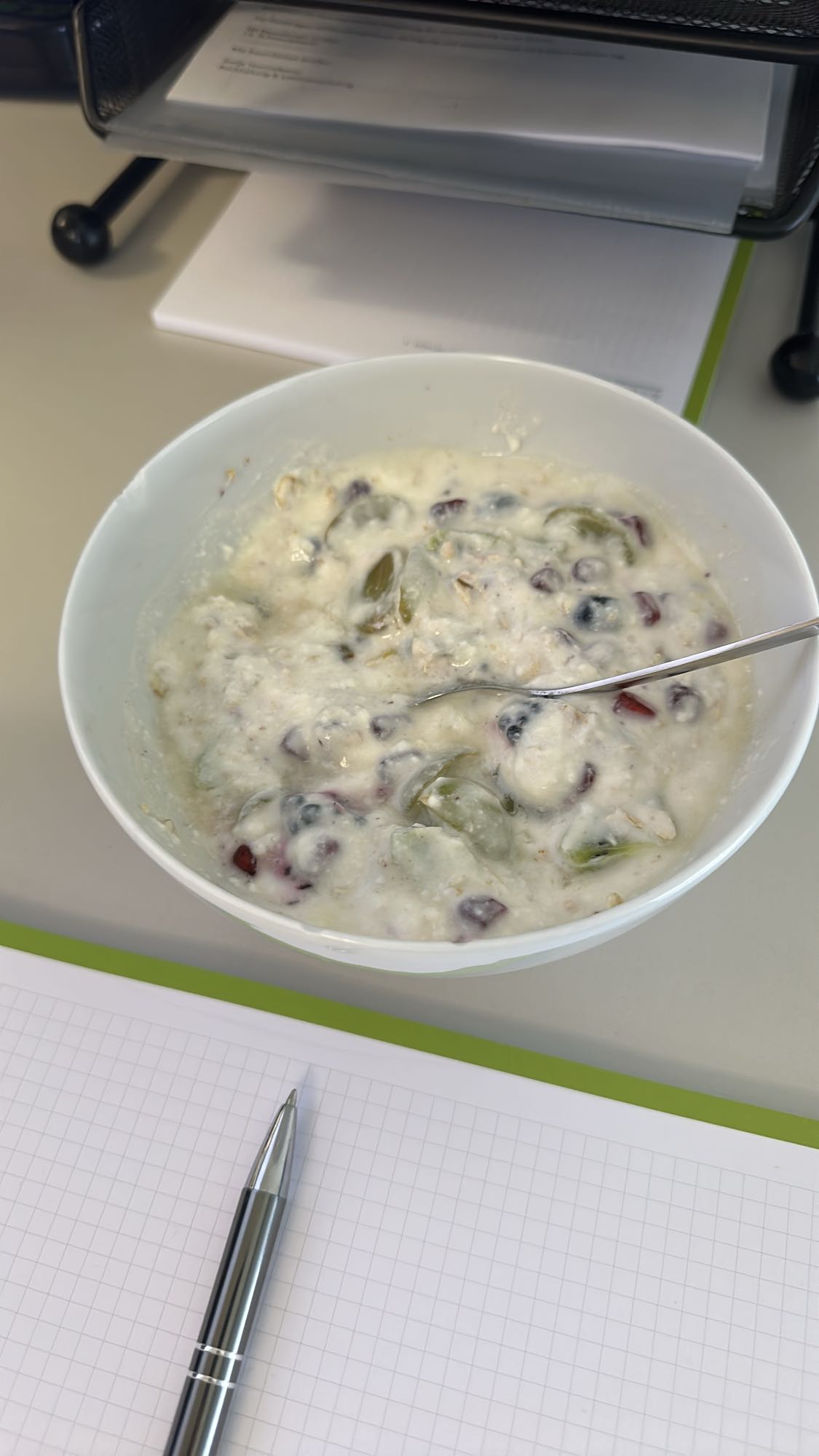 Müsli mit Joghurt und Trauben