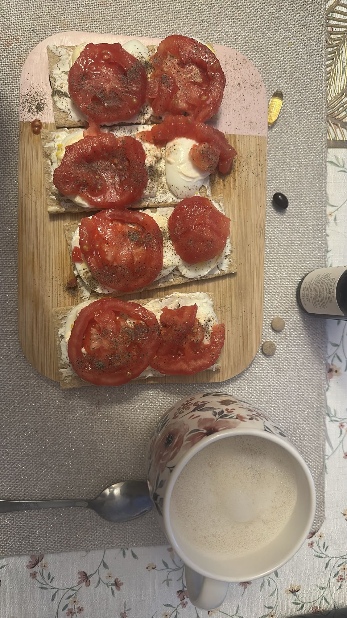 Kanapki z jajkiem i pomidorem