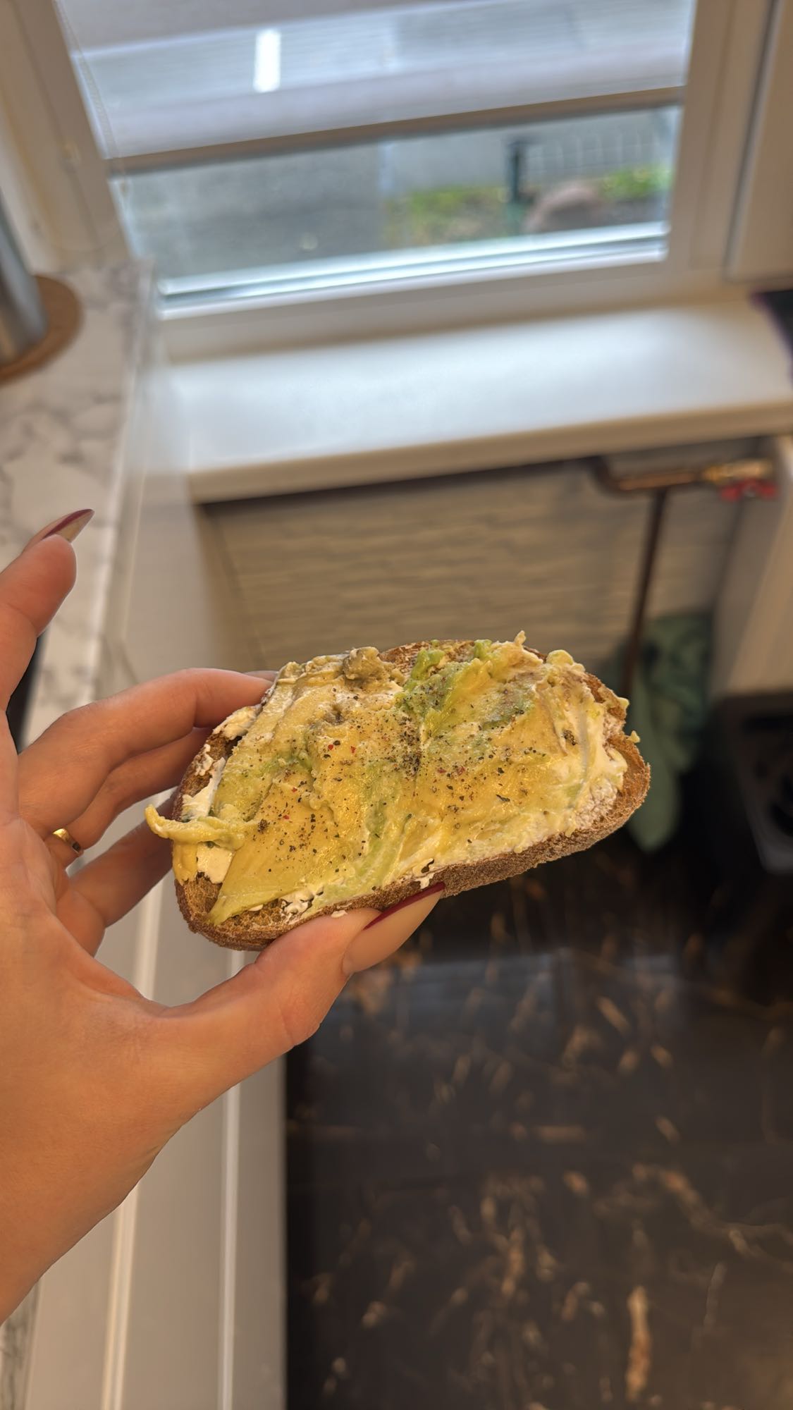 Тост с авокадо и яйцом