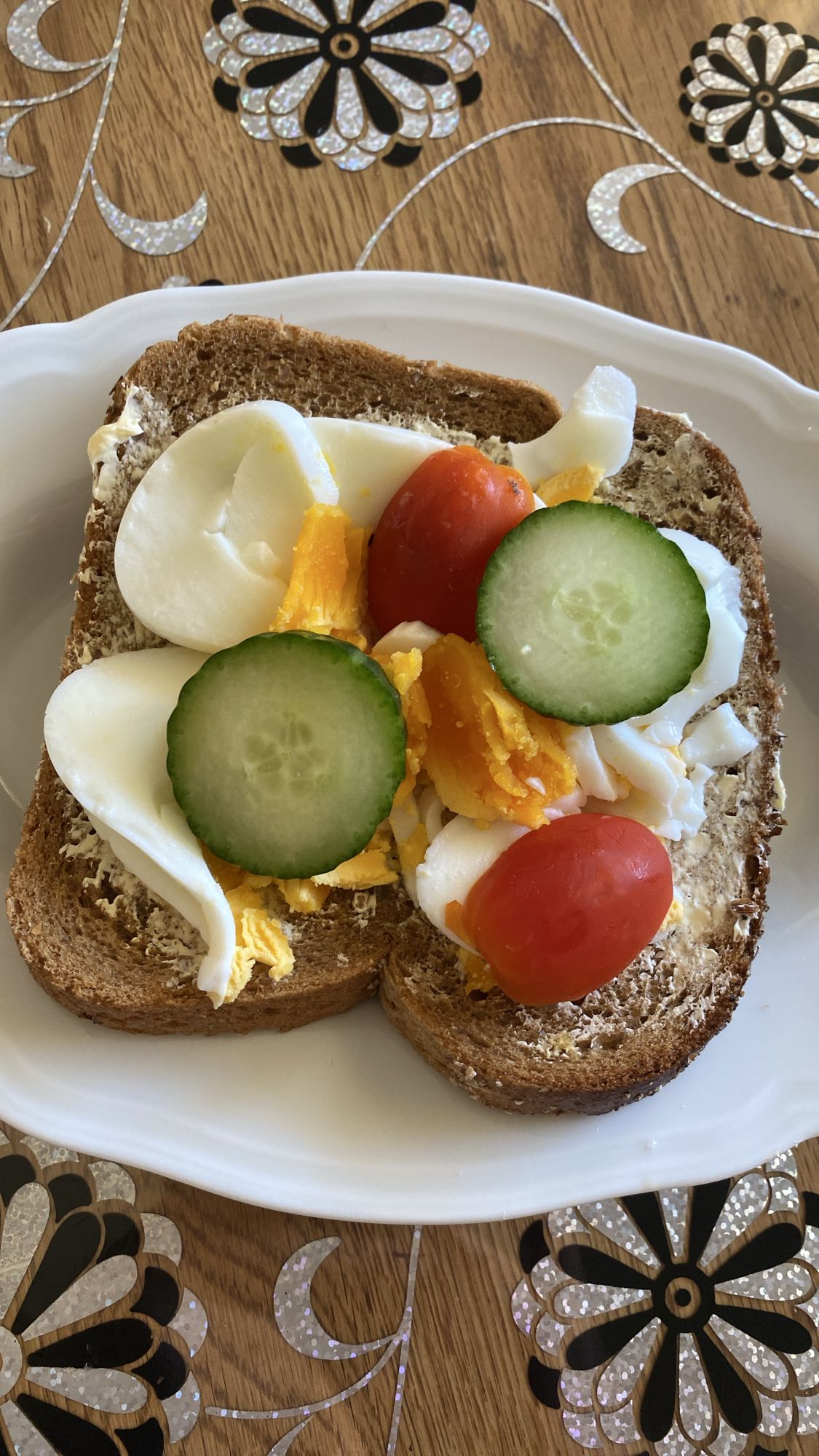 Äggsmörgås med grönsaker