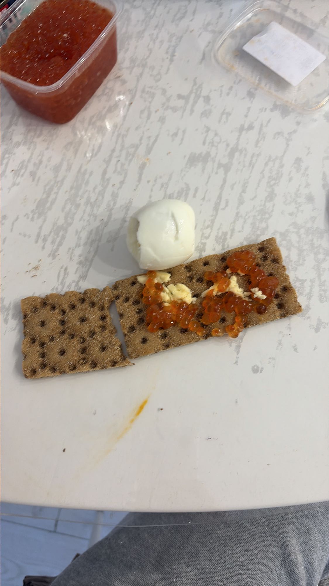 икра с яйцом и хлебцем