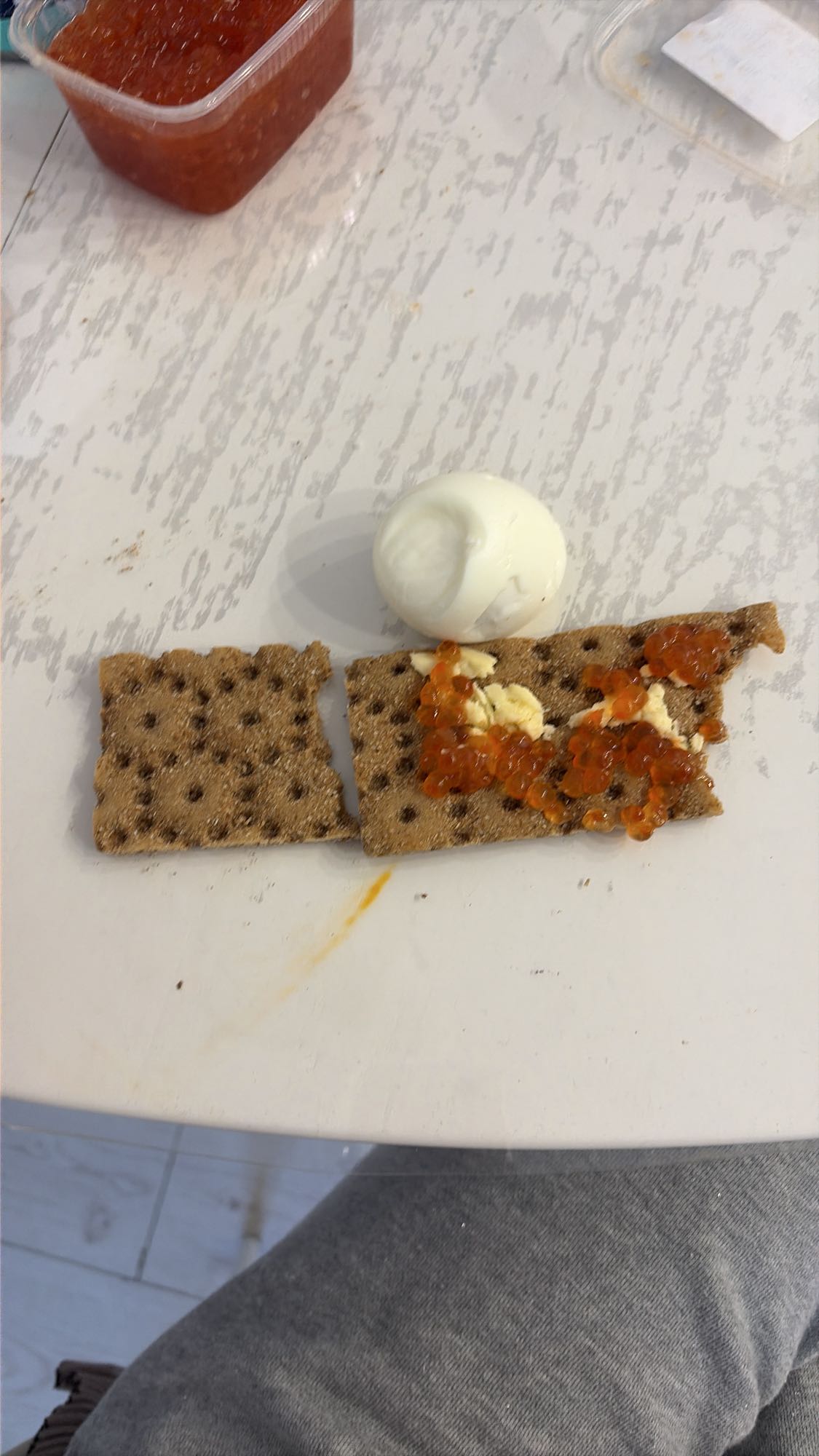 Хлебцы с икрой и яйцом