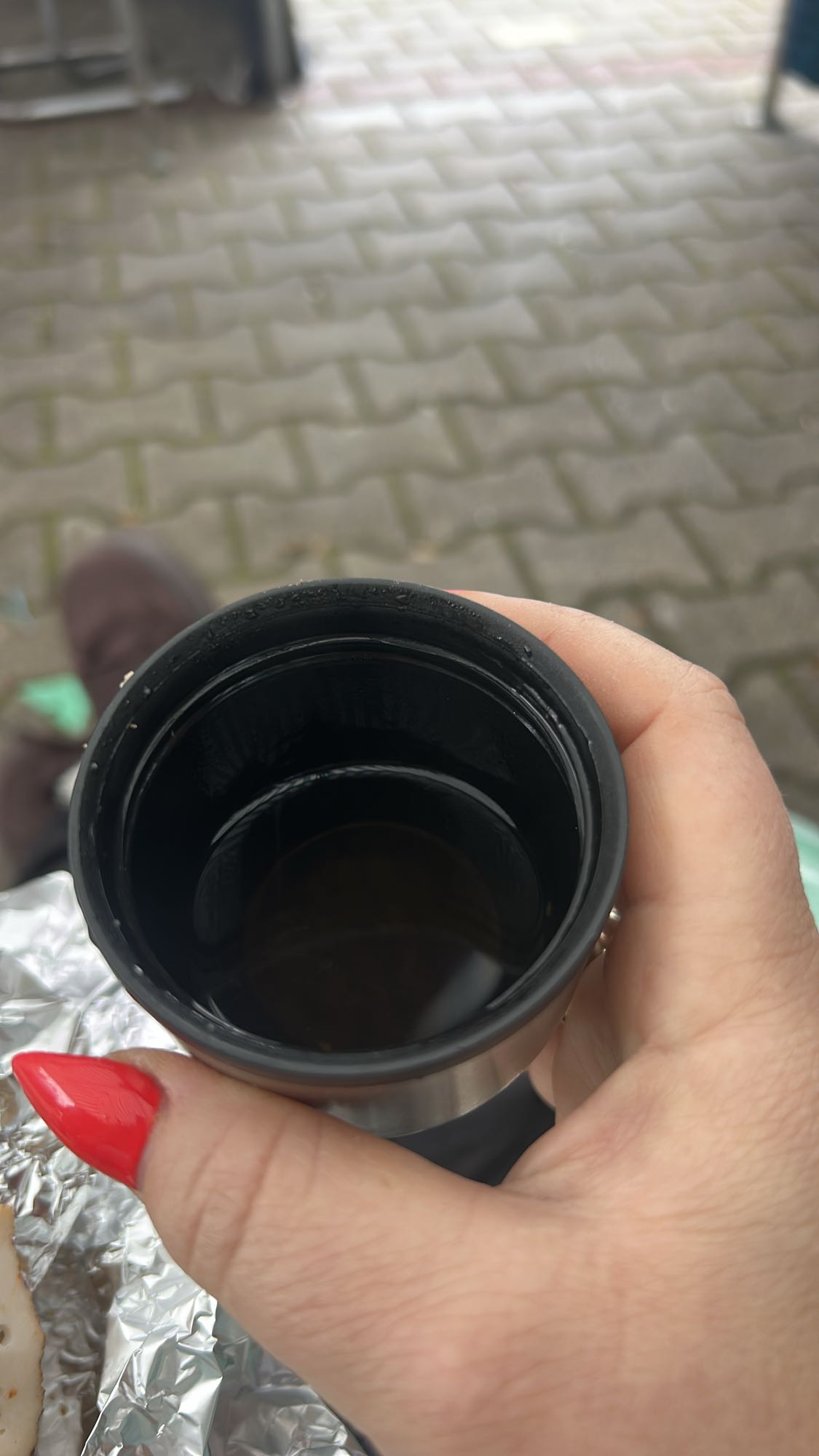 czarna kawa w termosie