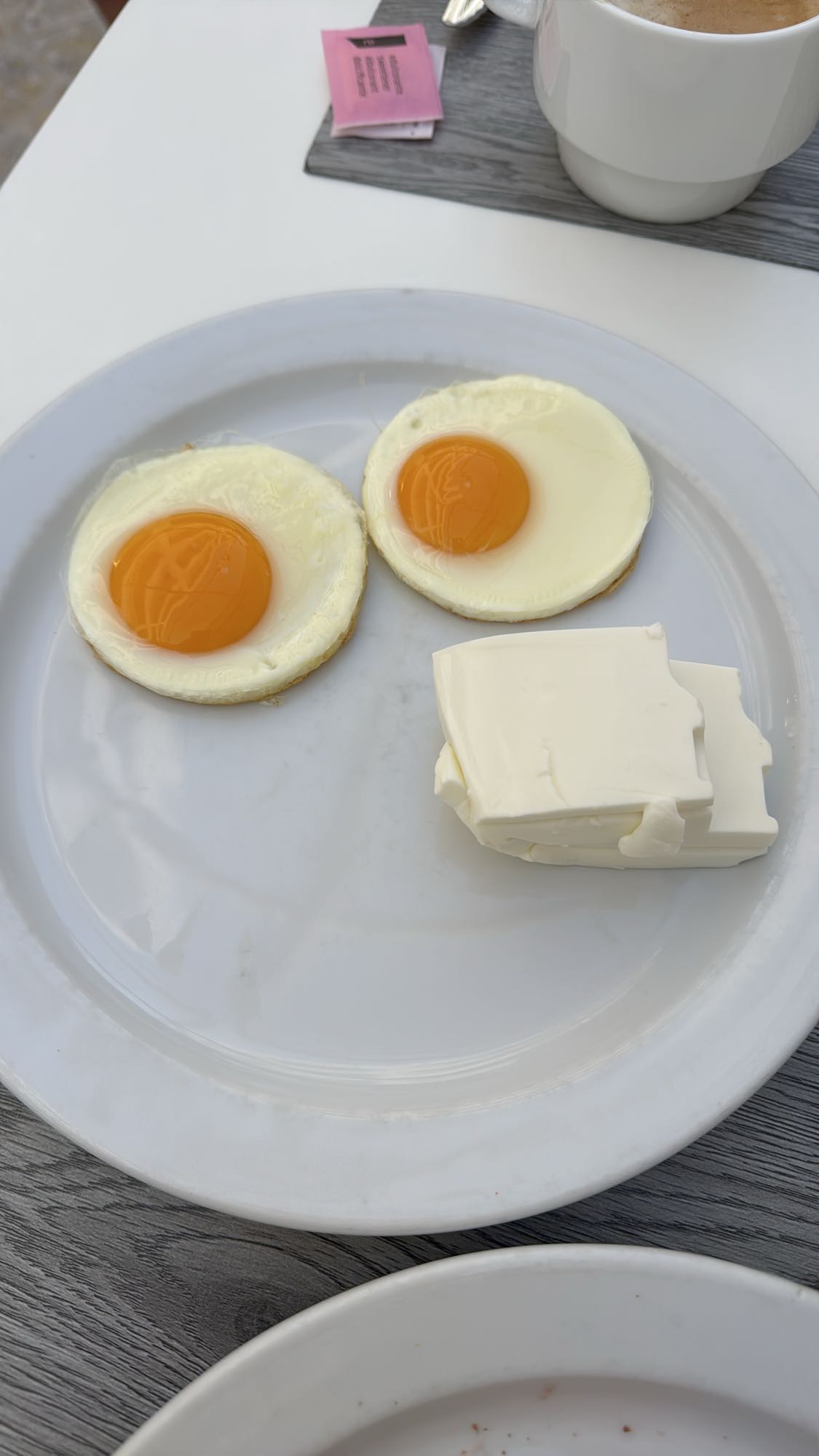 Huevos a la plancha con queso Burgos