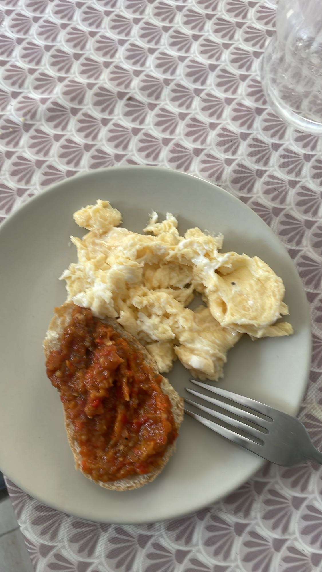 Omletă cu pâine și zacuscă