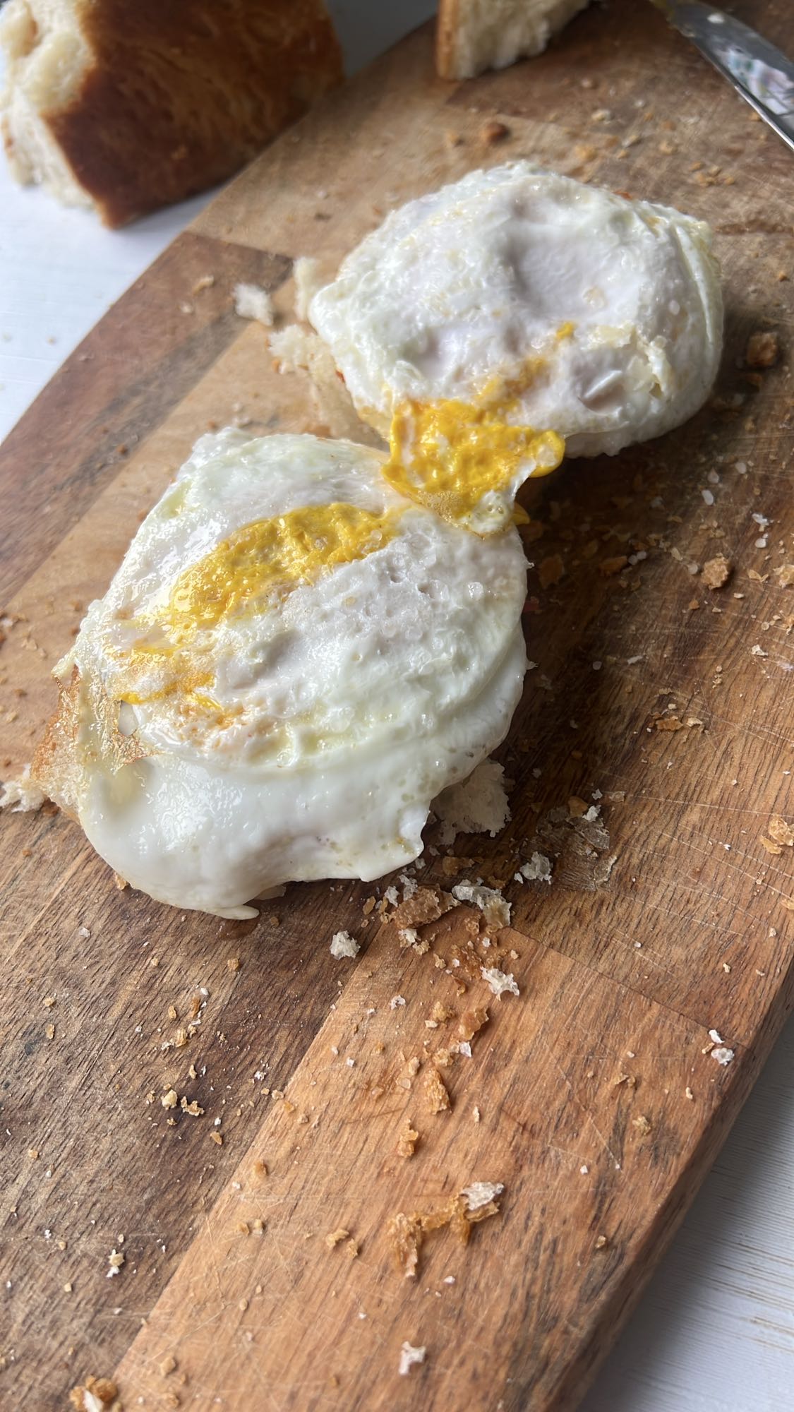 Stekta ägg med bröd