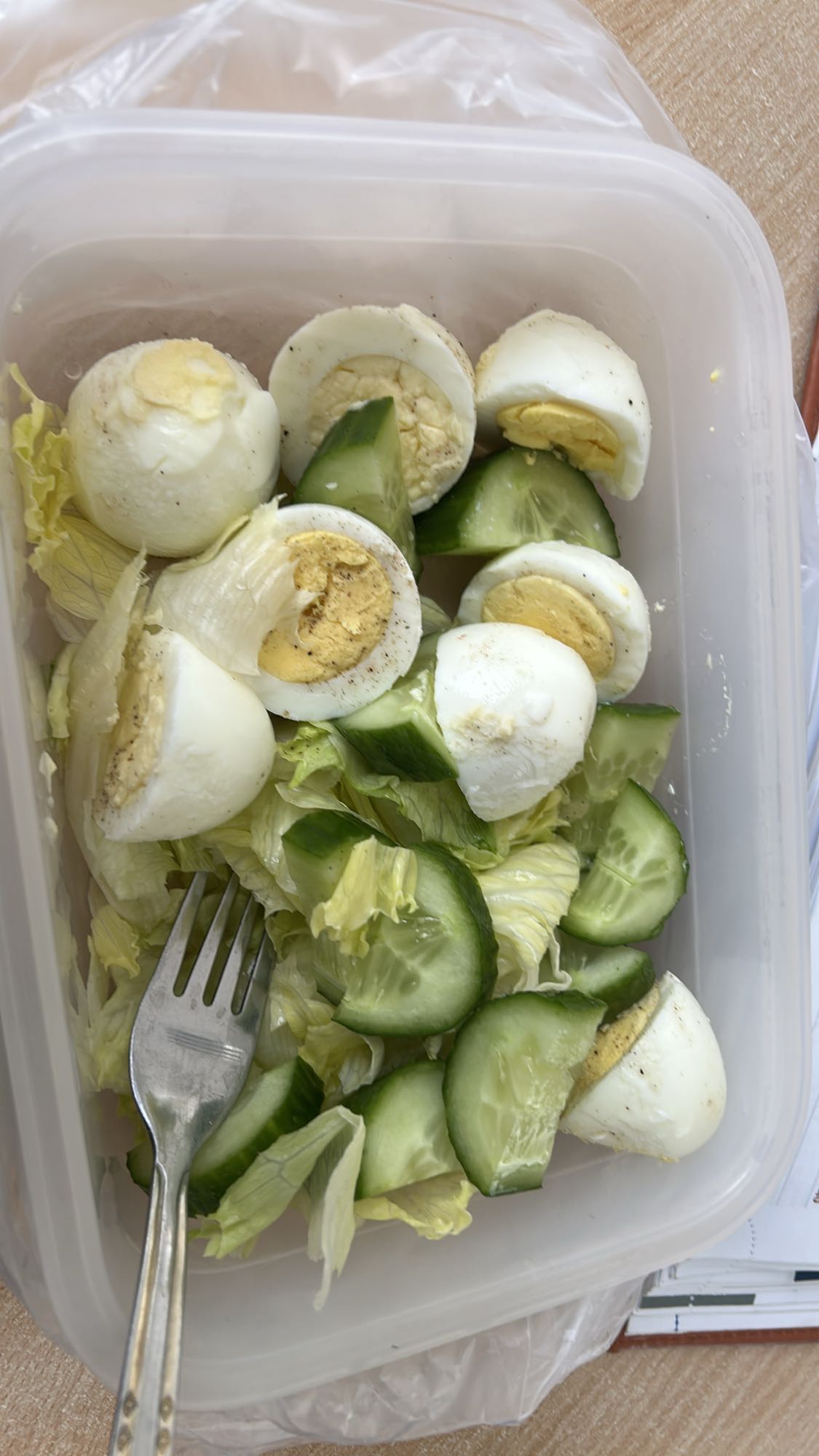 Sałatka z jajkiem i ogórkiem