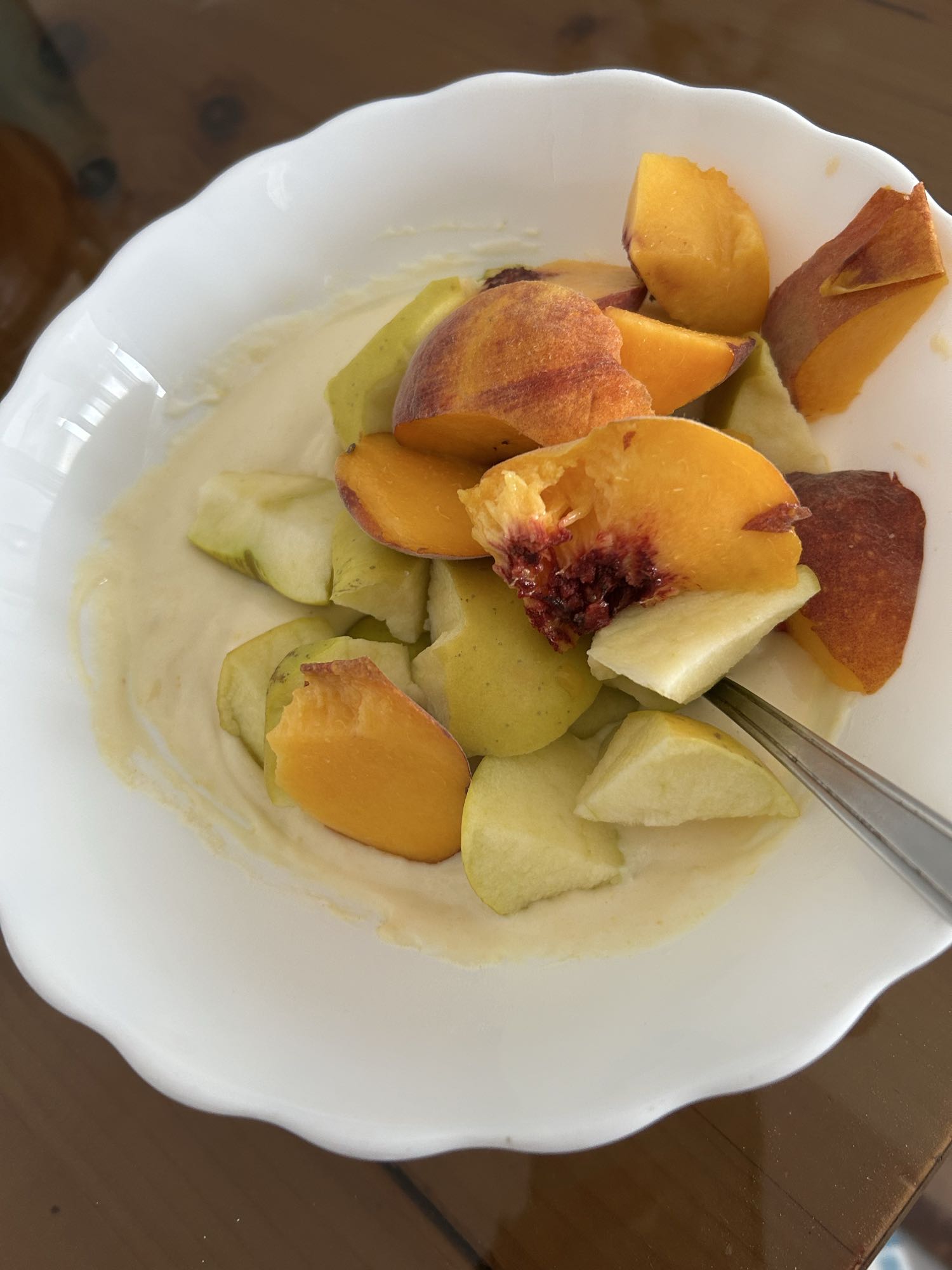 Iaurt grecesc cu măr, piersică și pudră proteică