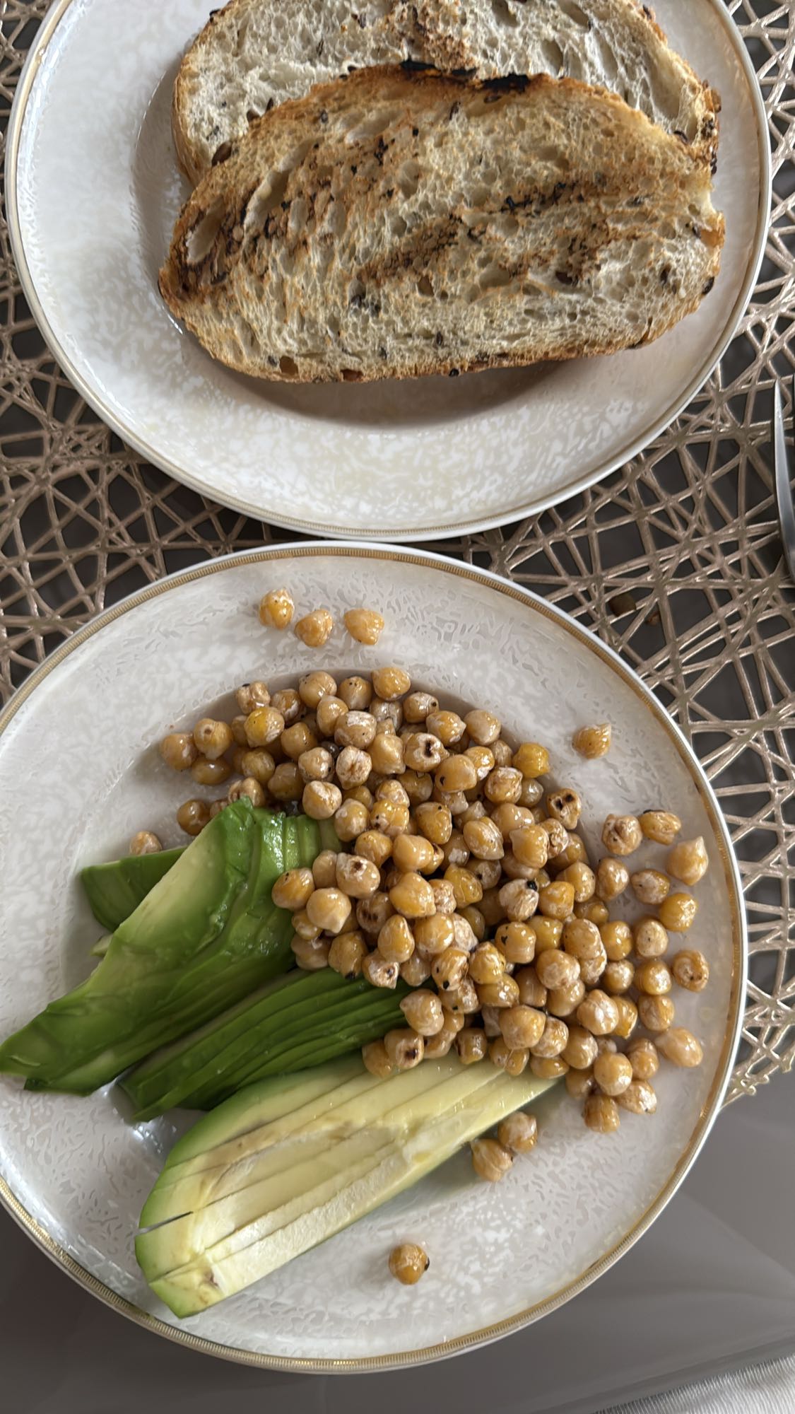 Авокадо с нутом и хлебом