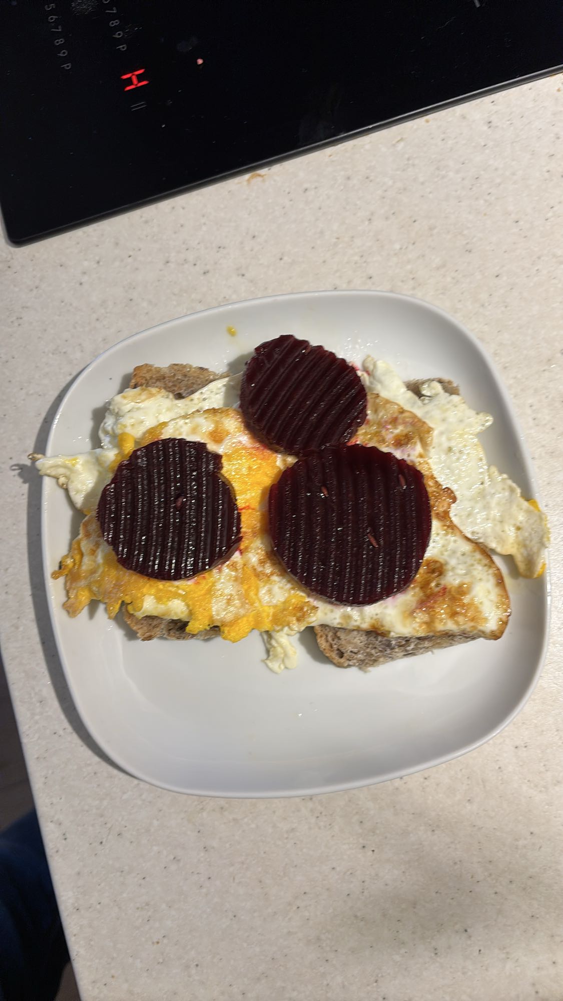 Eggs og rødbeter på brød