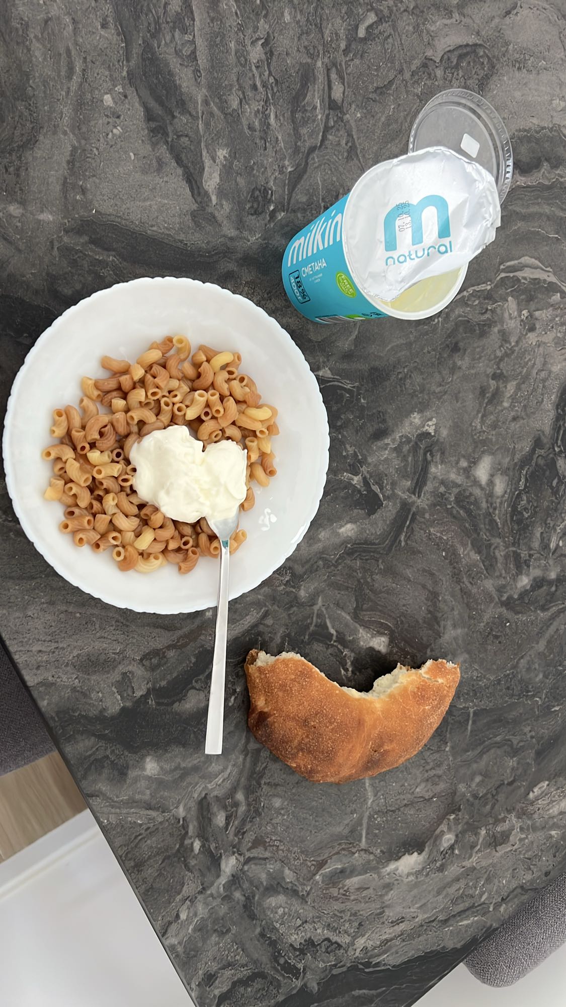 Մակարոն, թթվասեր, հաց