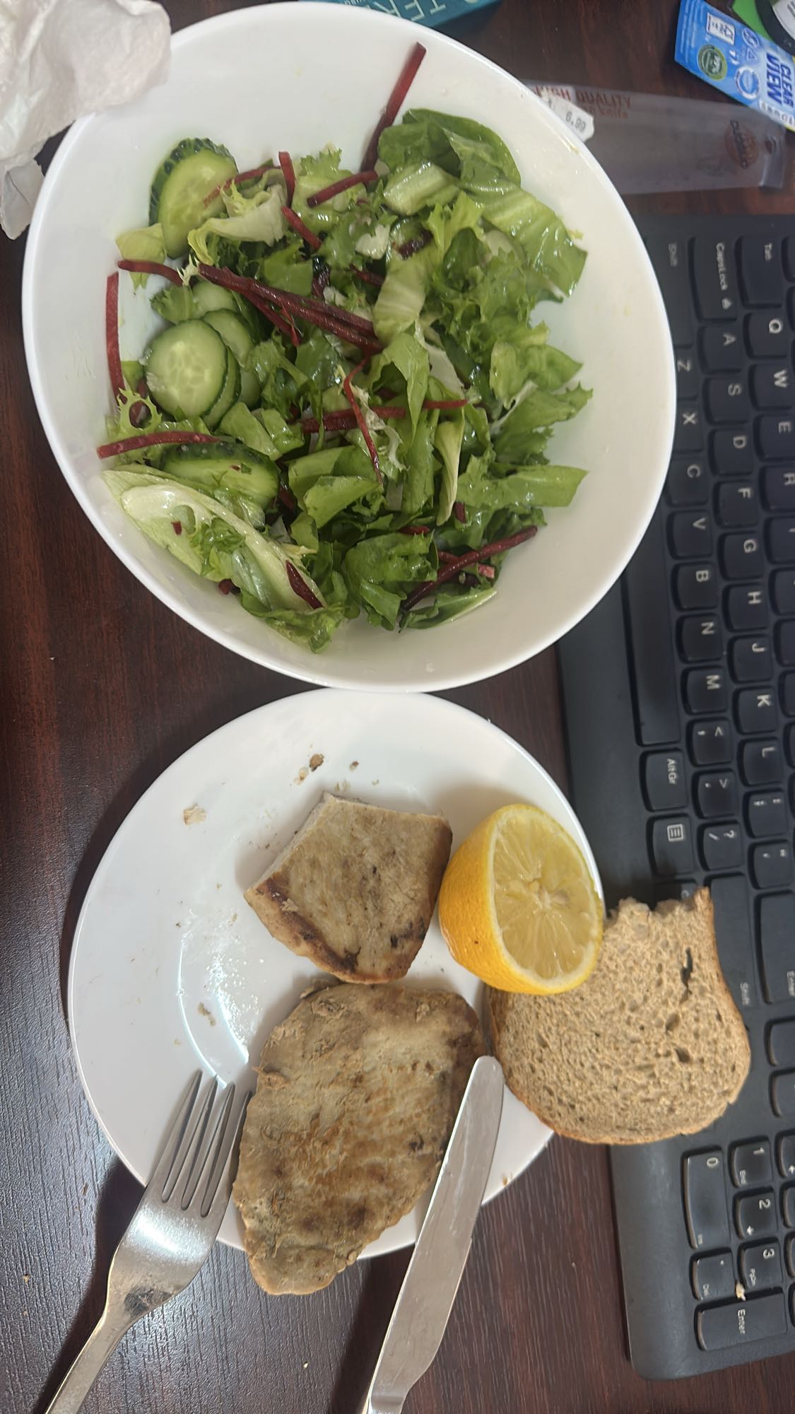 Pește cu salată și pâine