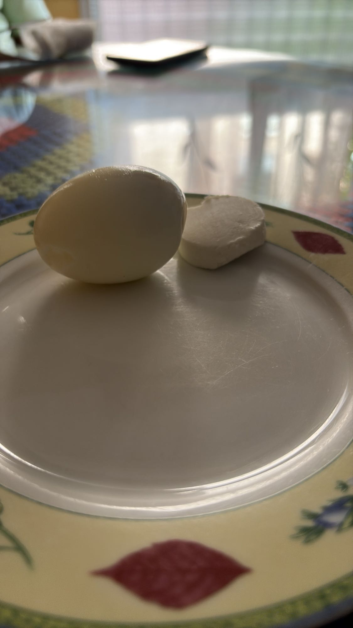 Huevo cocido y queso fresco