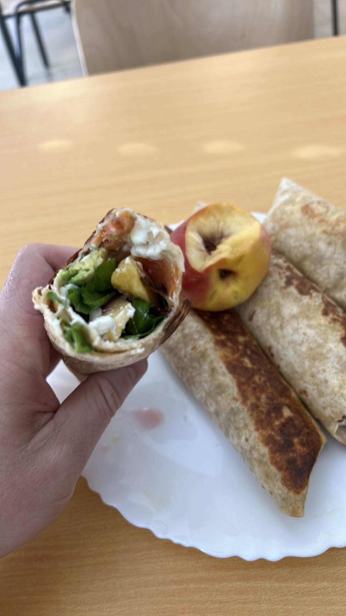 Wrap cu legume și piersică