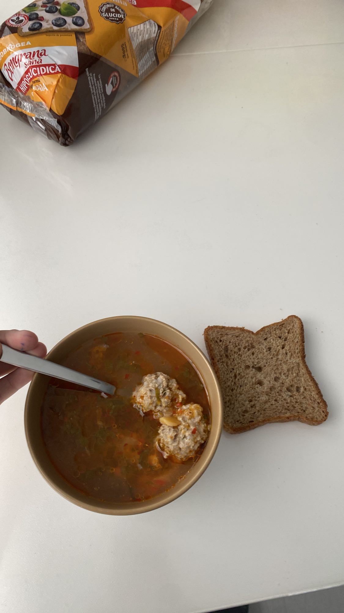 Ciorbă cu chiftele și pâine