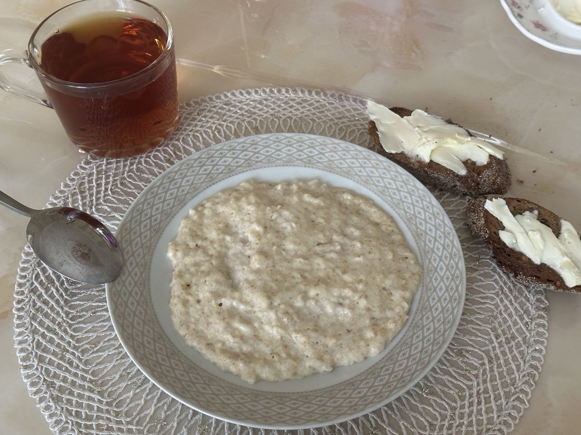 Овсяная каша с чаем