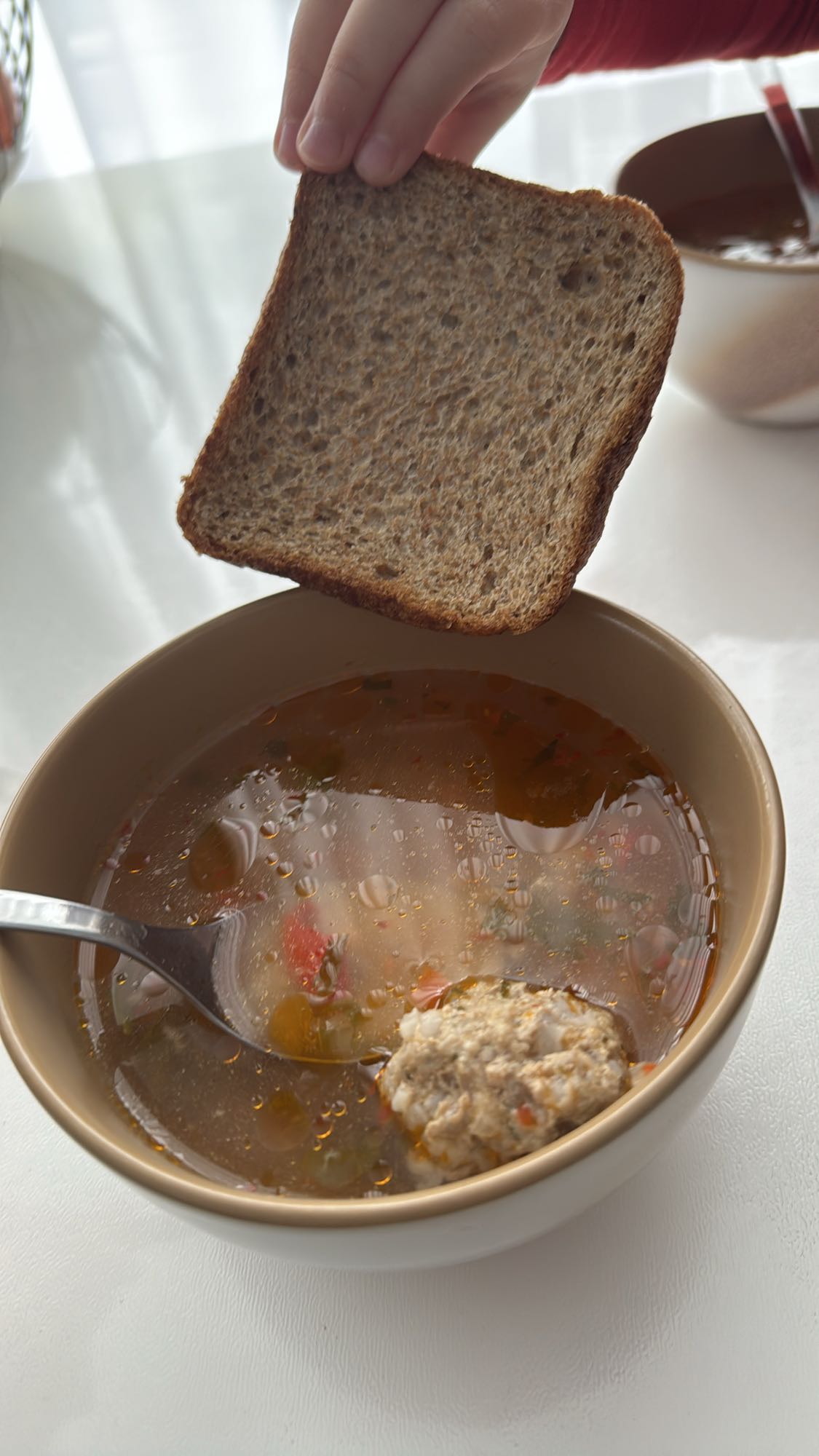 Supă cu chiftea și pâine