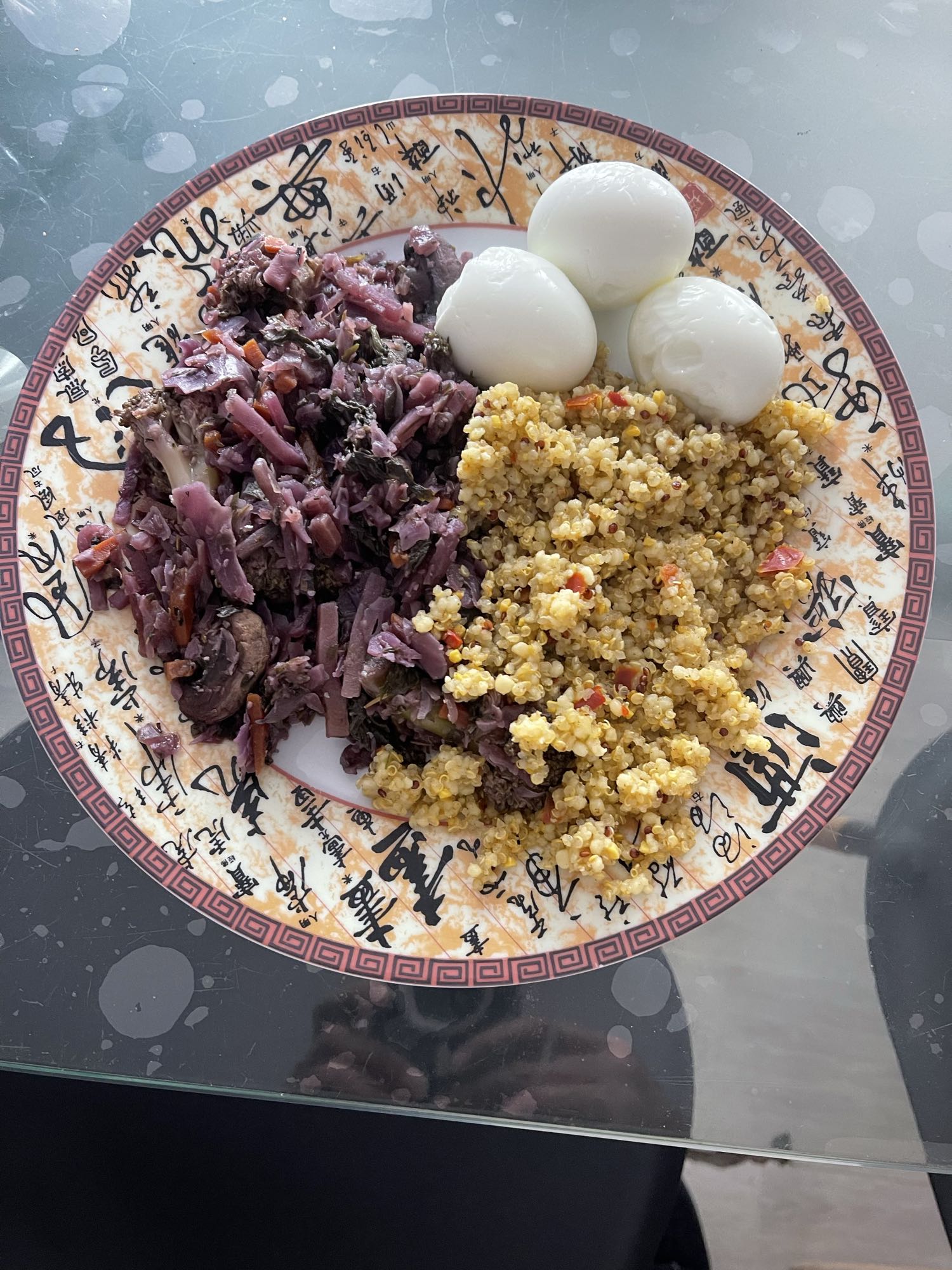 Oeufs, quinoa et légumes