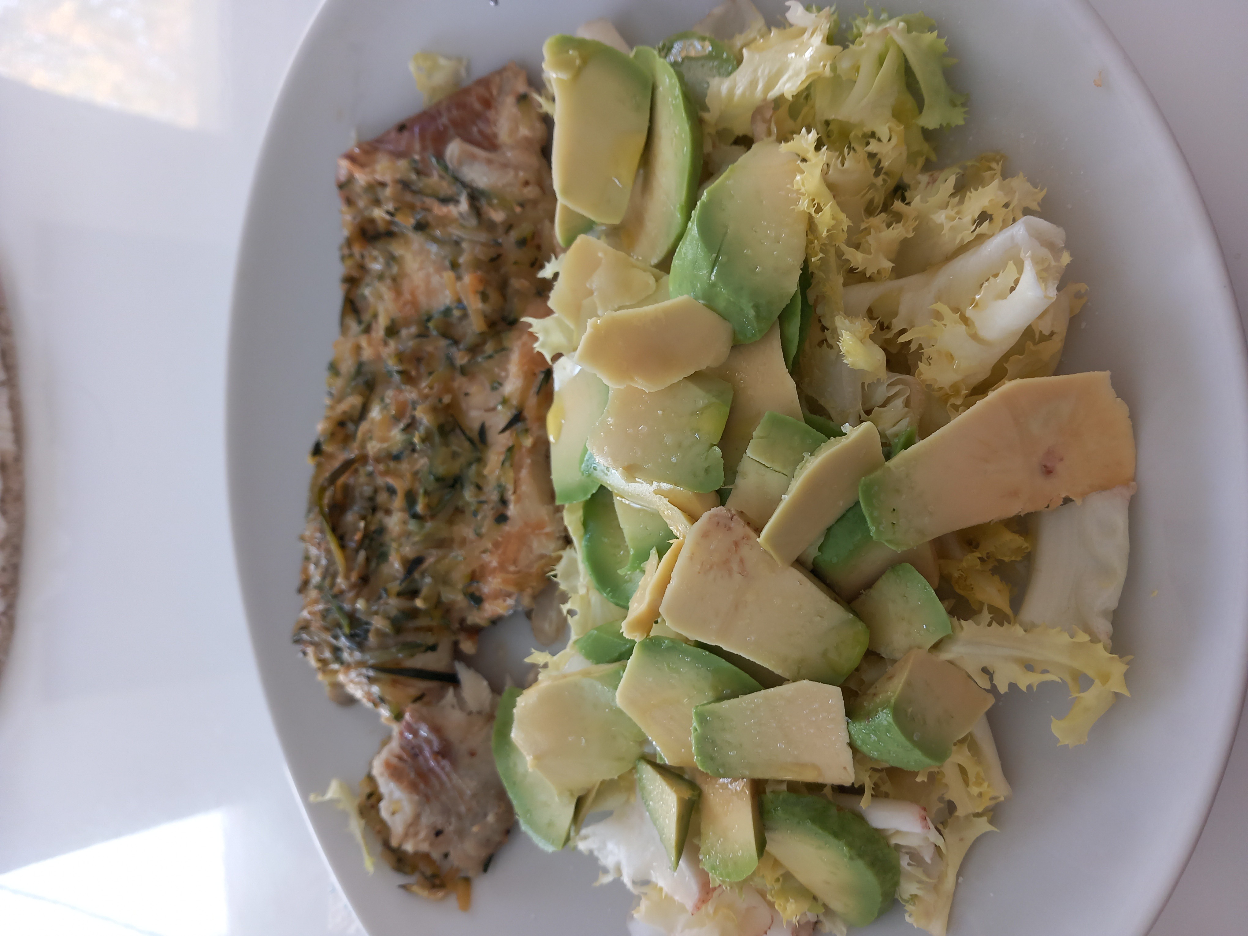 Poisson, avocat et salade