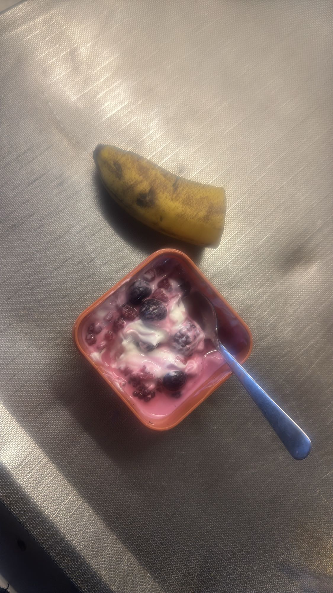 Yoghurt med bär och banan