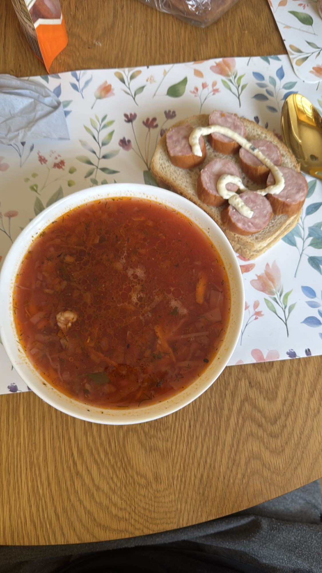 борщ и бутерброд с колбасой