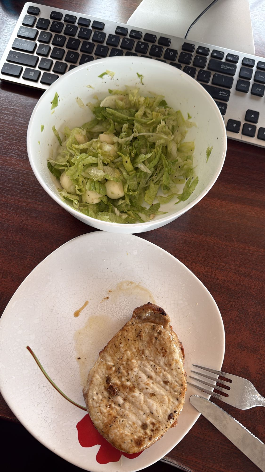 Cotlet porc cu salată verde