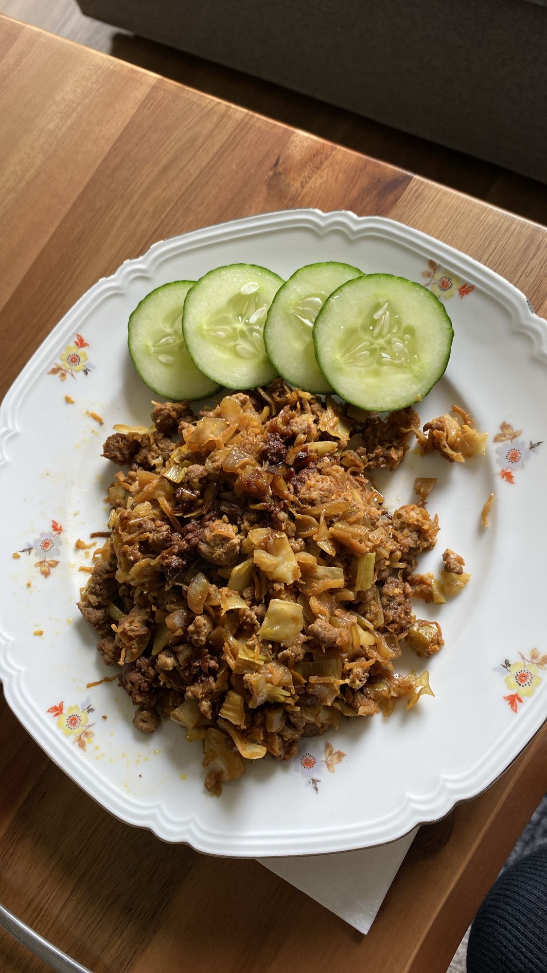 Köttfärs med kål och gurka