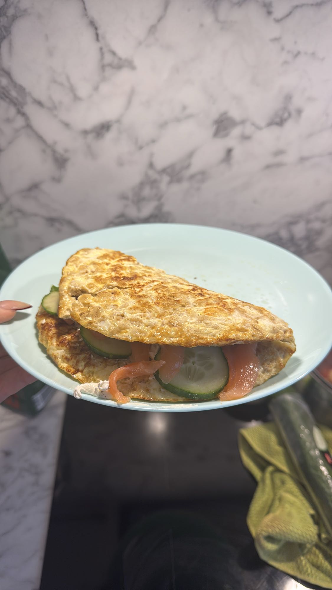 омлет с лососем и огурцом