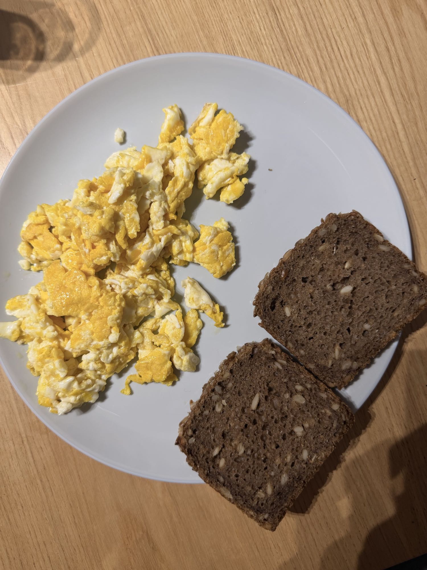 Jajecznica z chlebem żytnim