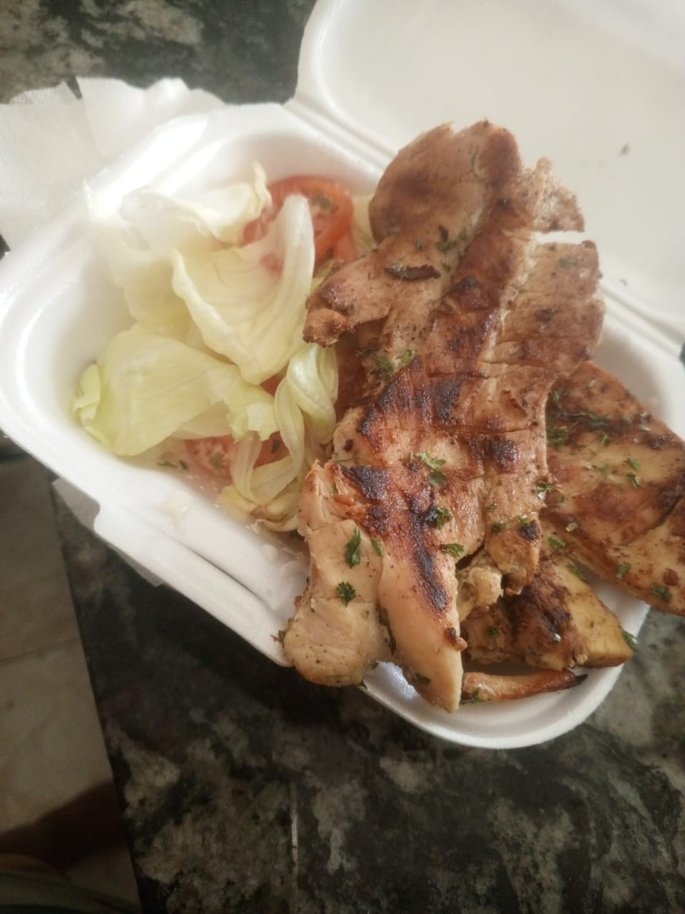 Pollo a la plancha con ensalada