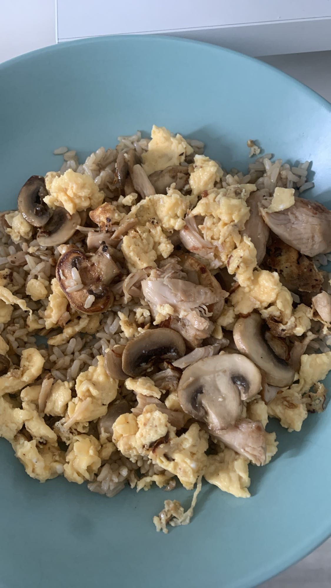 Arroz con pollo y huevo