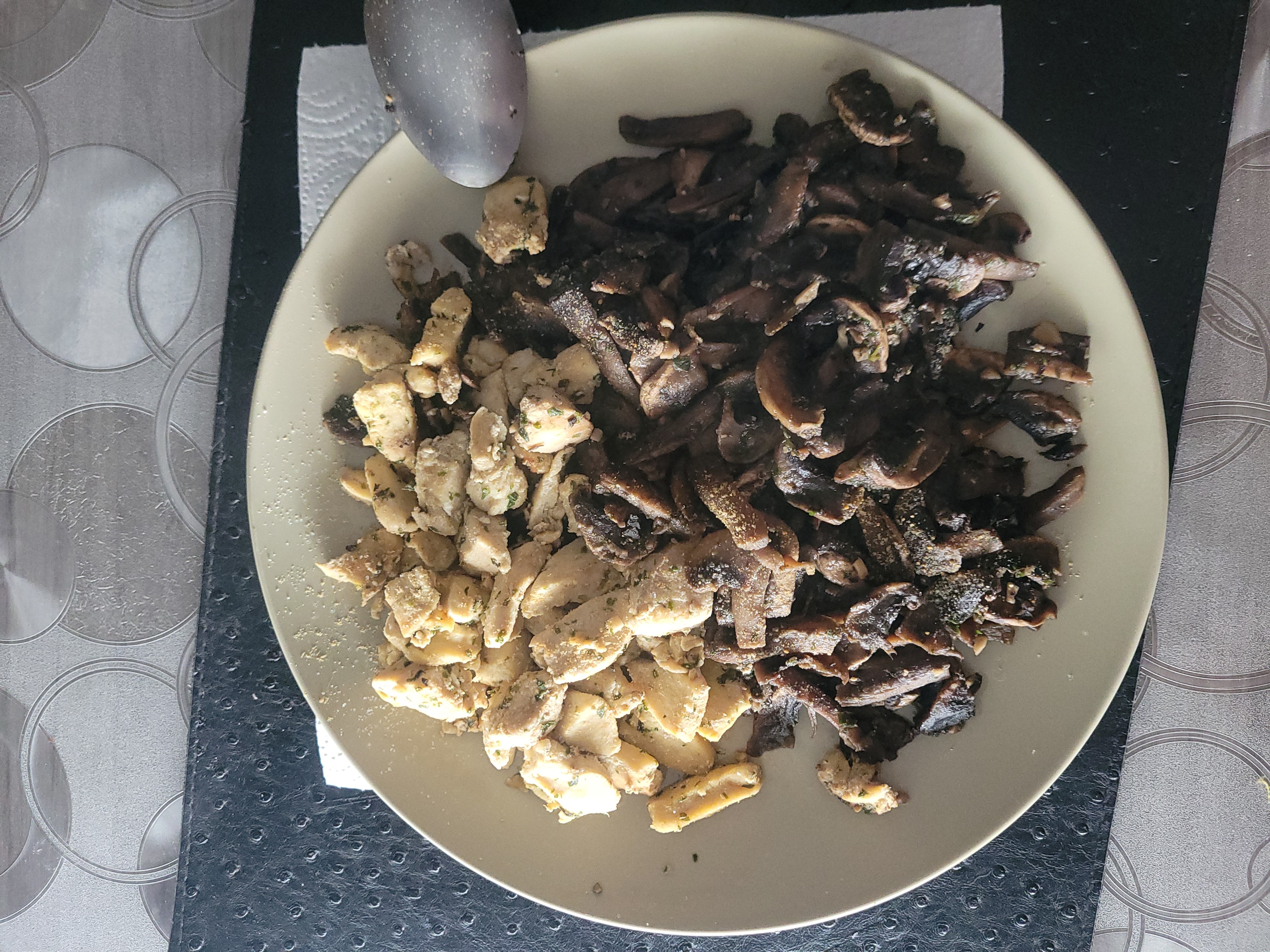 Poulet et champignons sautés